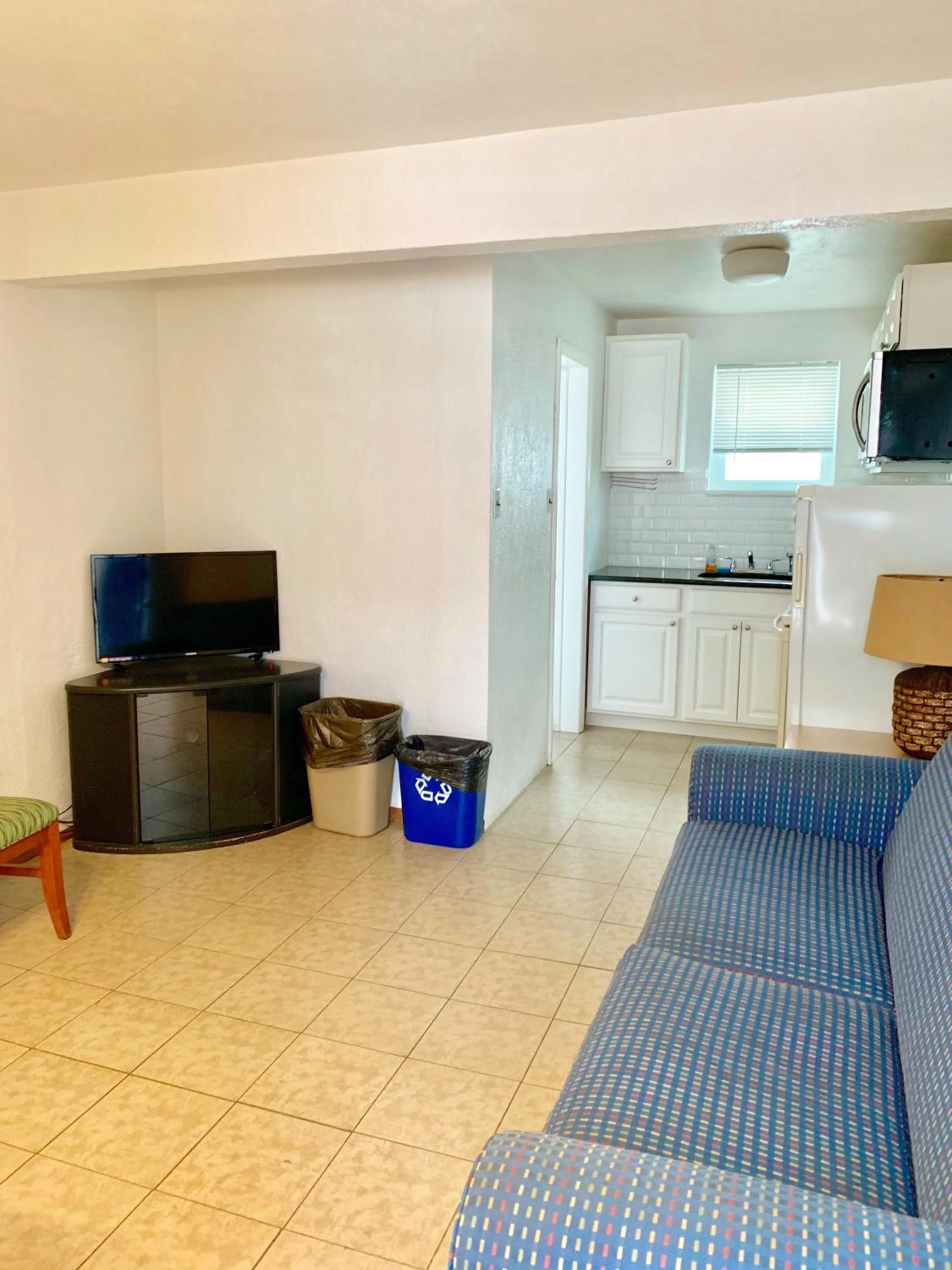 Communal lounge/ TV room in White Caps Motel