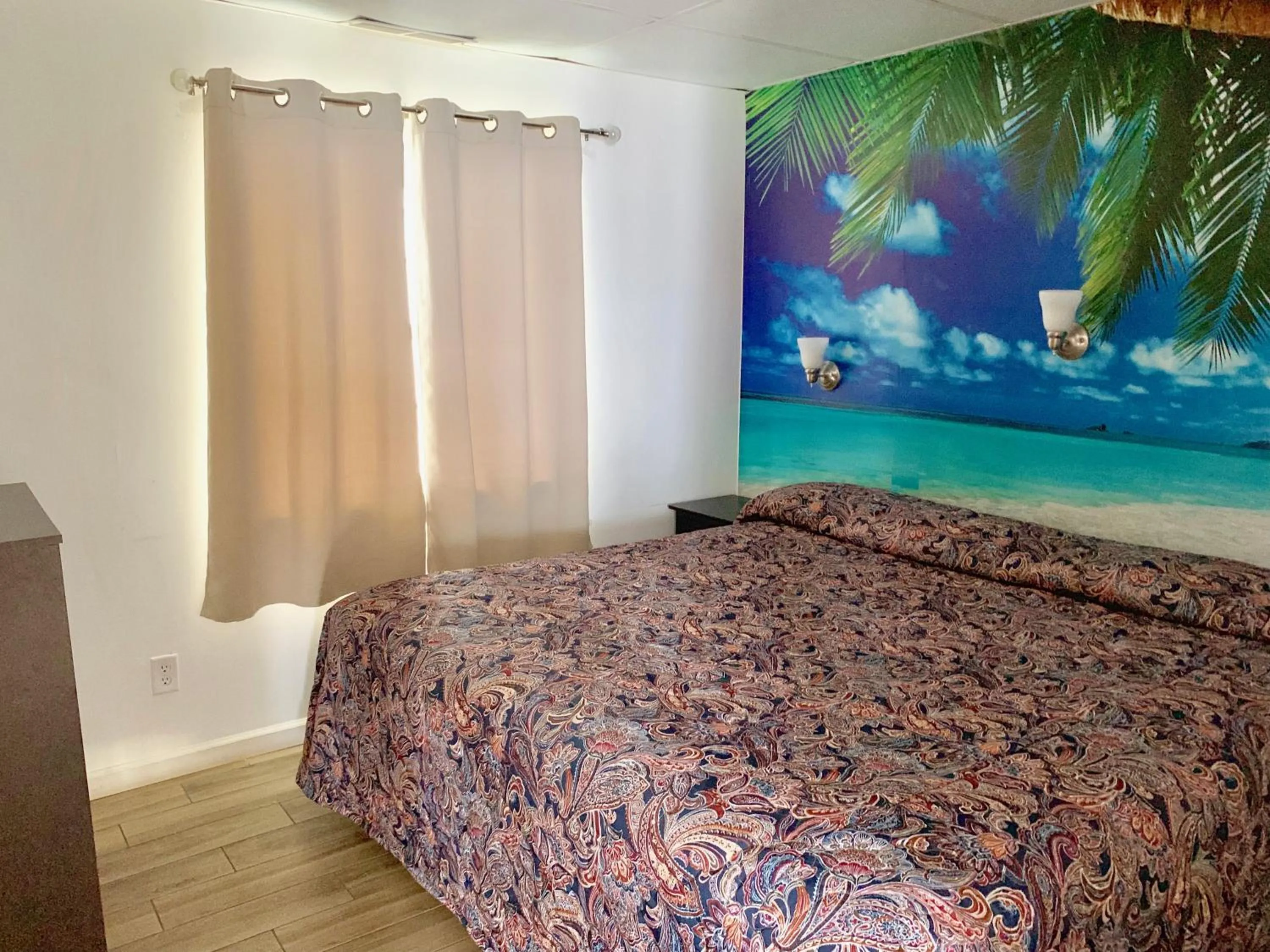 Bed in White Caps Motel