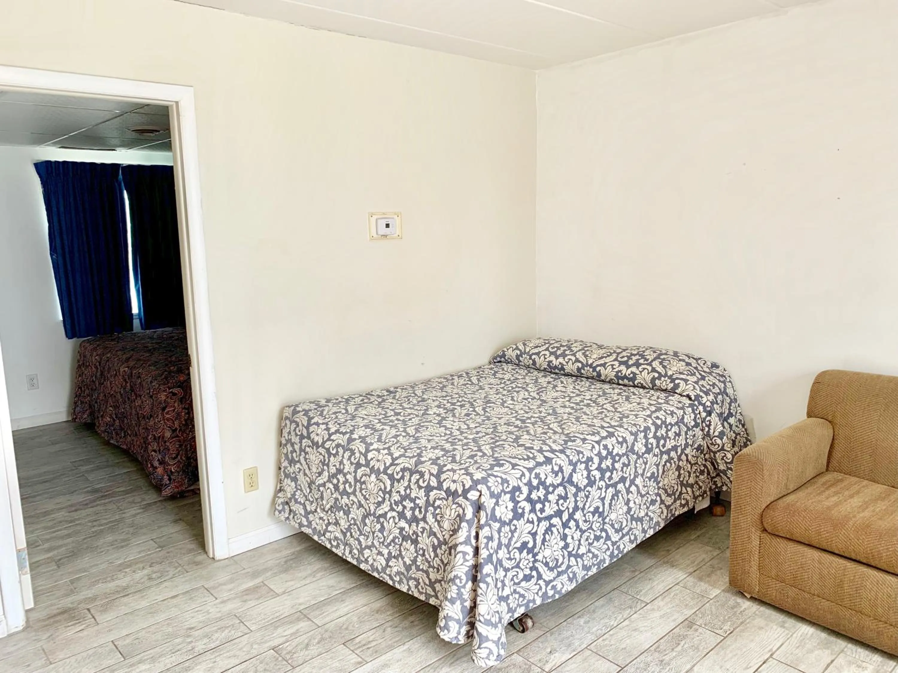 Bed in White Caps Motel