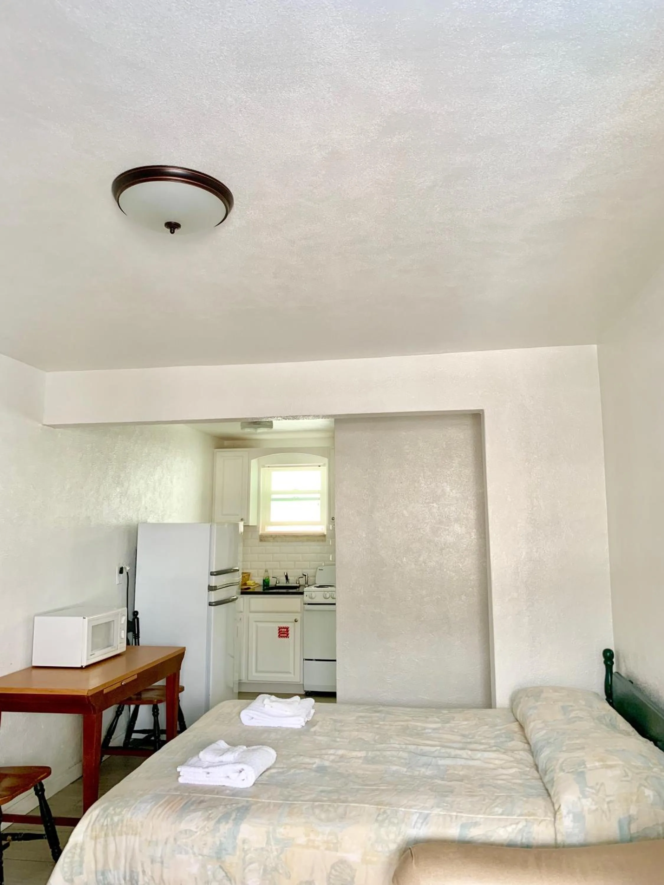 Bed in White Caps Motel