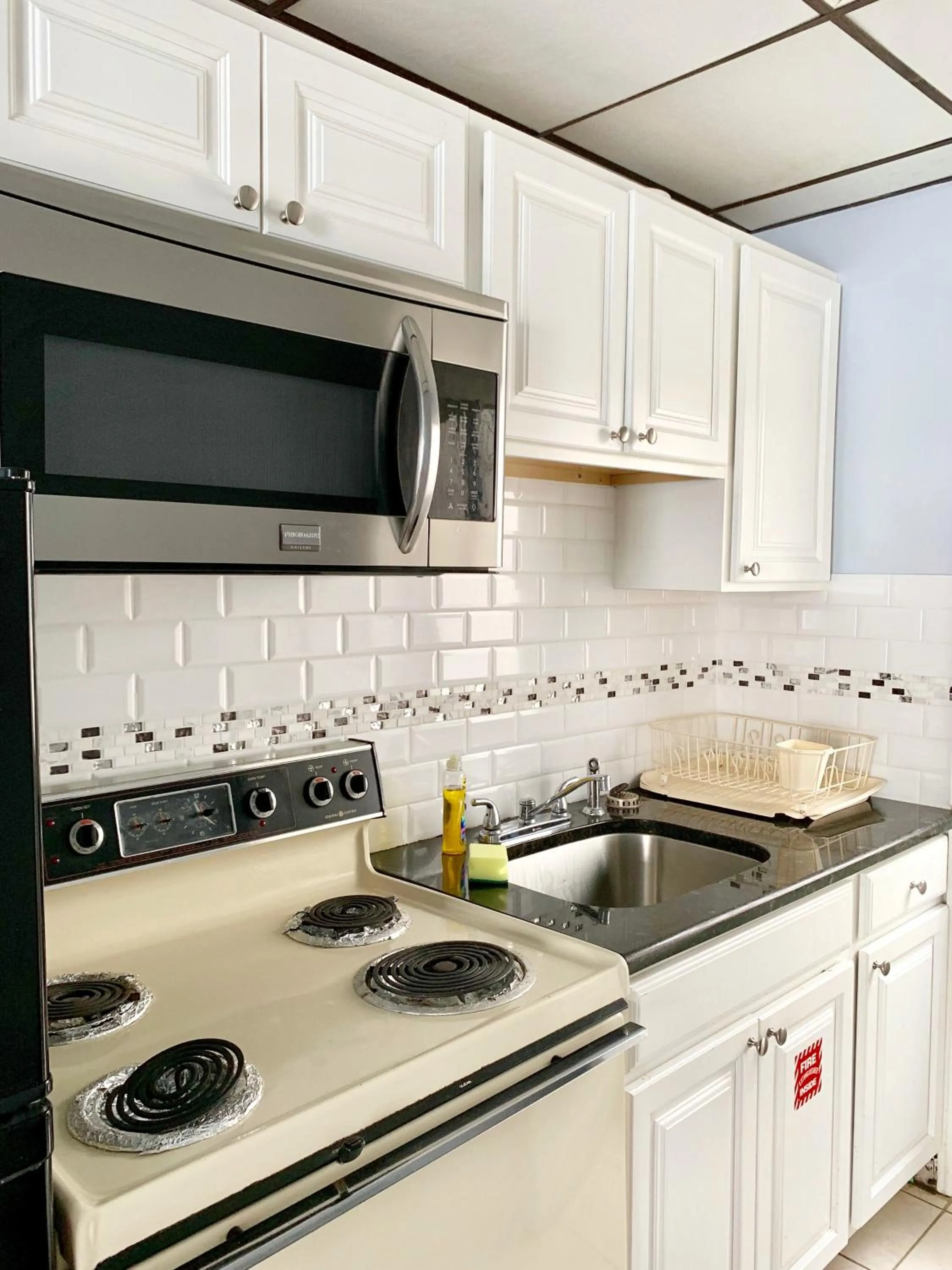 Kitchen or kitchenette in White Caps Motel