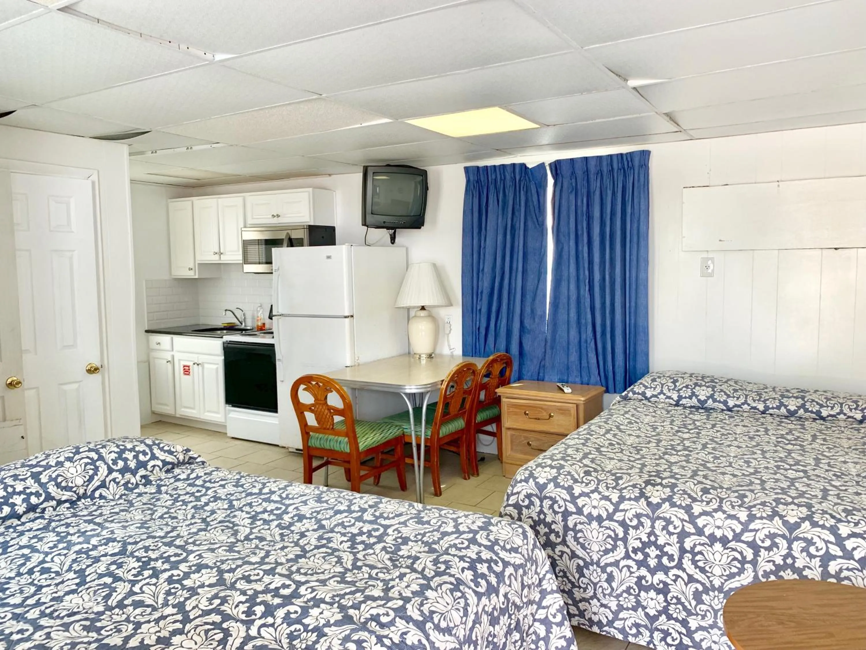 Communal lounge/ TV room, Bed in White Caps Motel