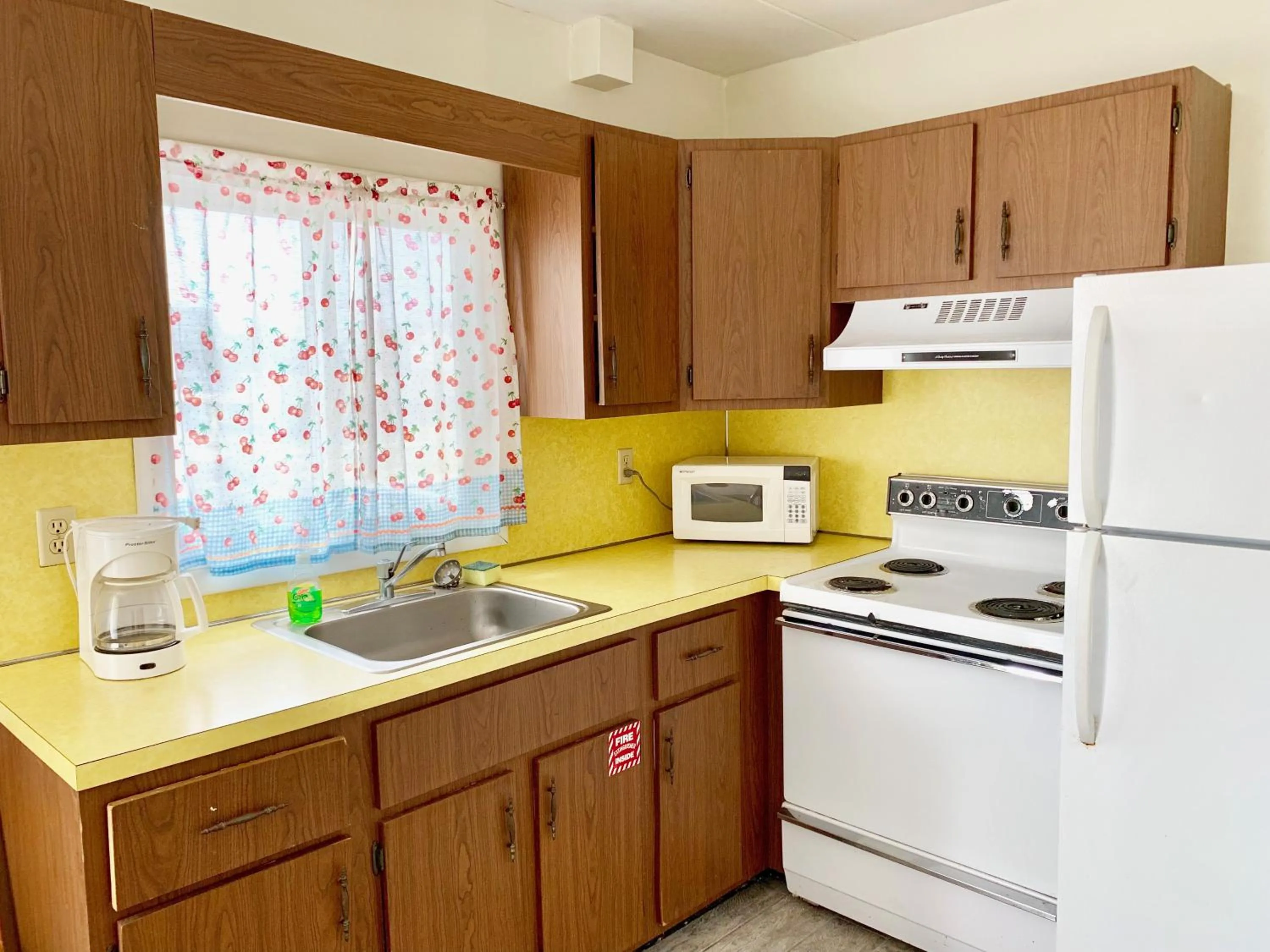 Kitchen or kitchenette in White Caps Motel