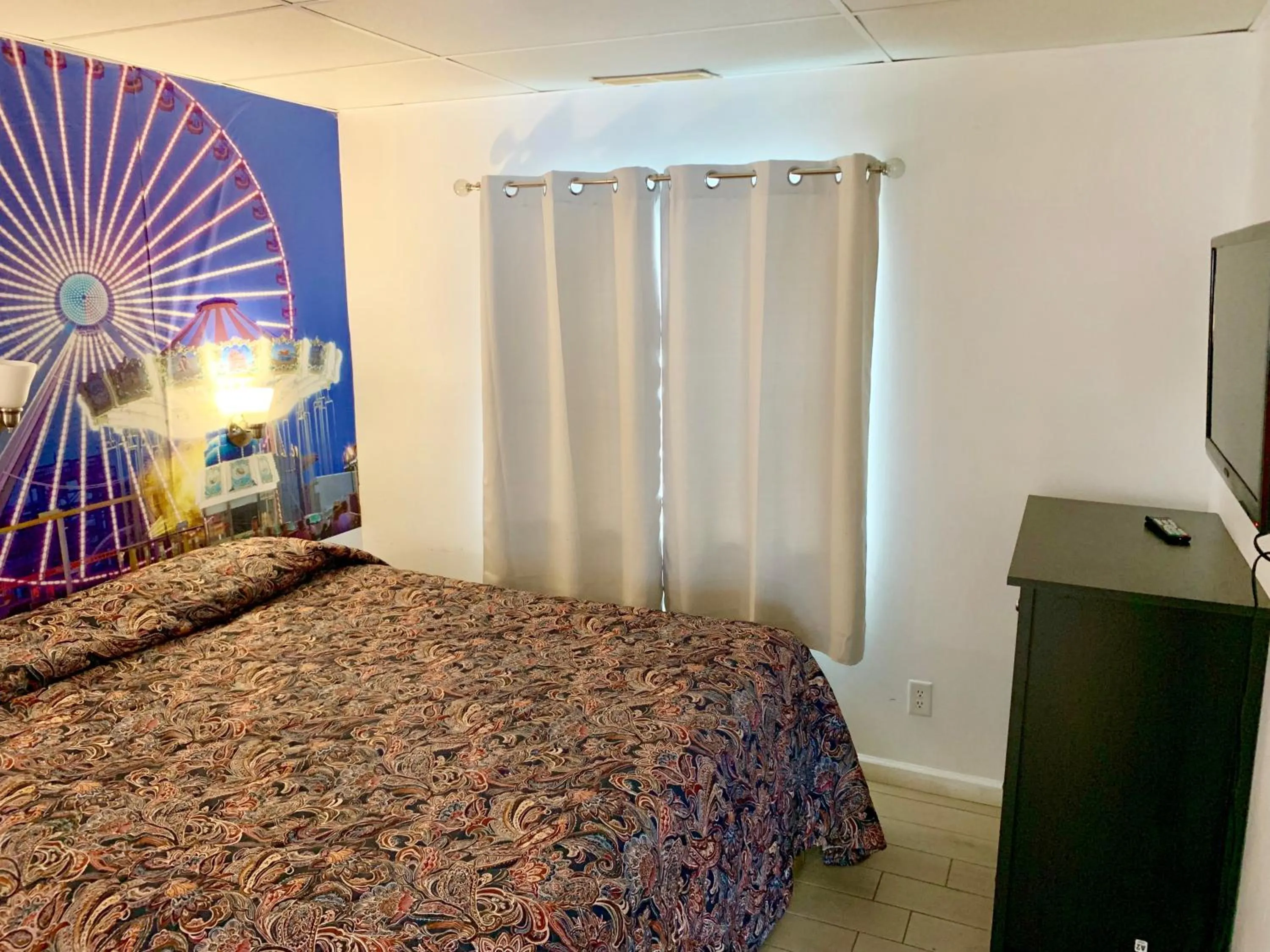 Bed in White Caps Motel