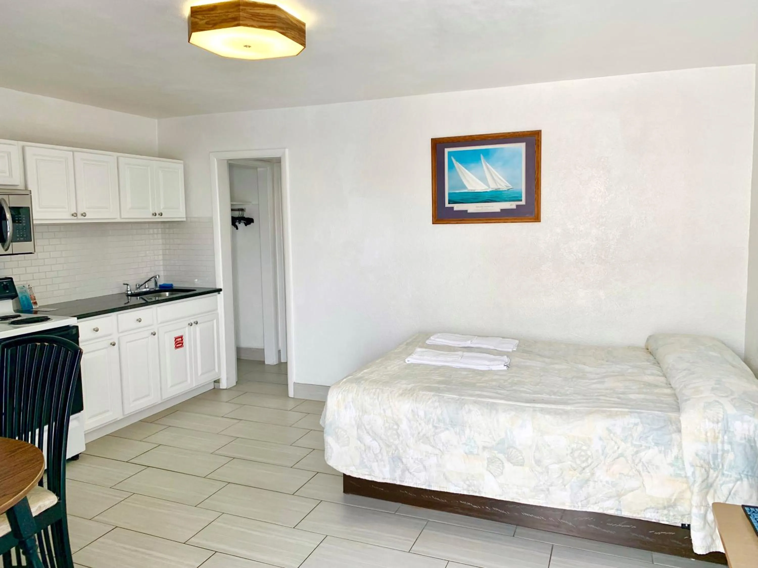 Bed in White Caps Motel