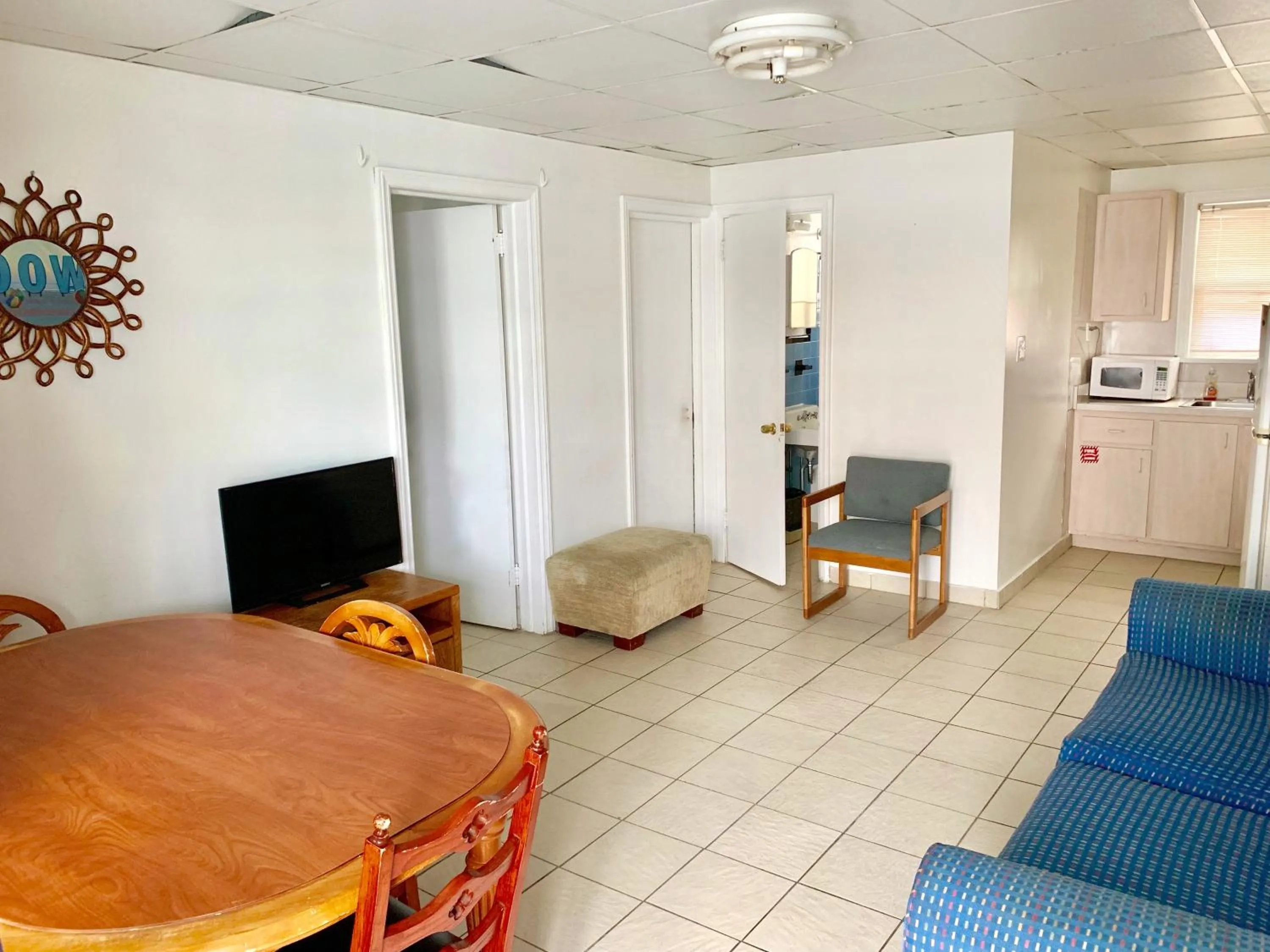 Communal lounge/ TV room in White Caps Motel