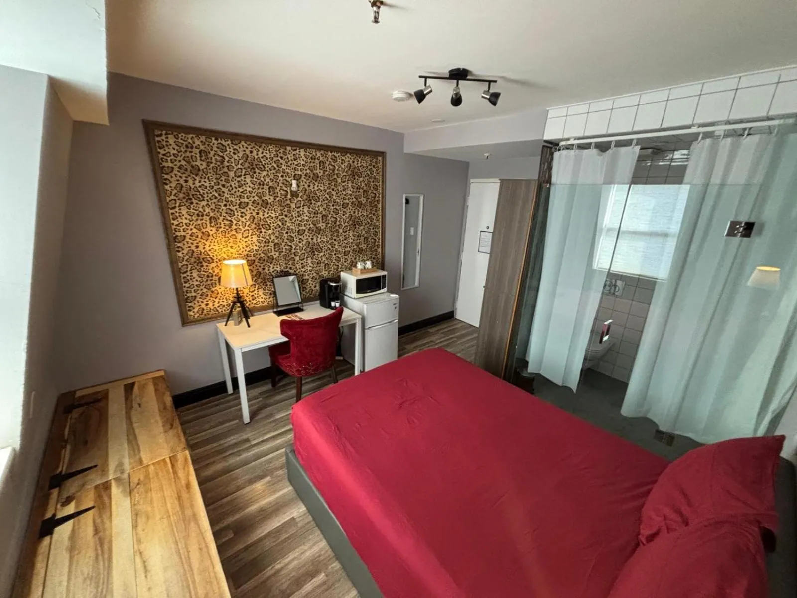 Shower, Bed in Palmerston Hotel