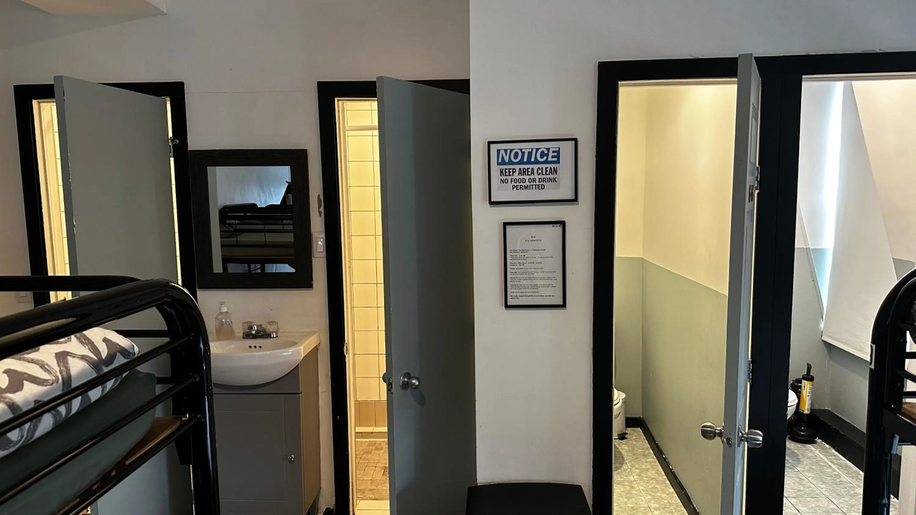 Shower, Bed in Palmerston Hotel