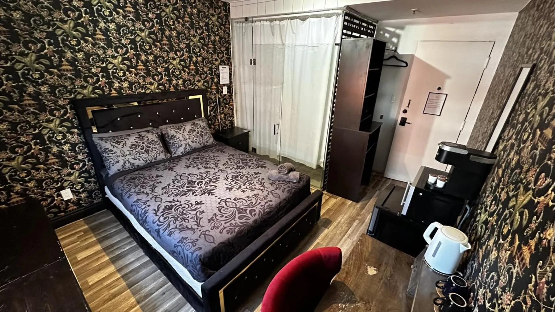 Bathroom, Bed in Queen Nest Hotel