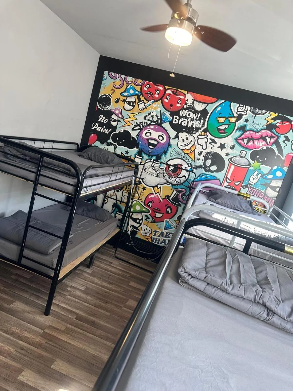 Photo of the whole room, Bed in Palmerston Hotel