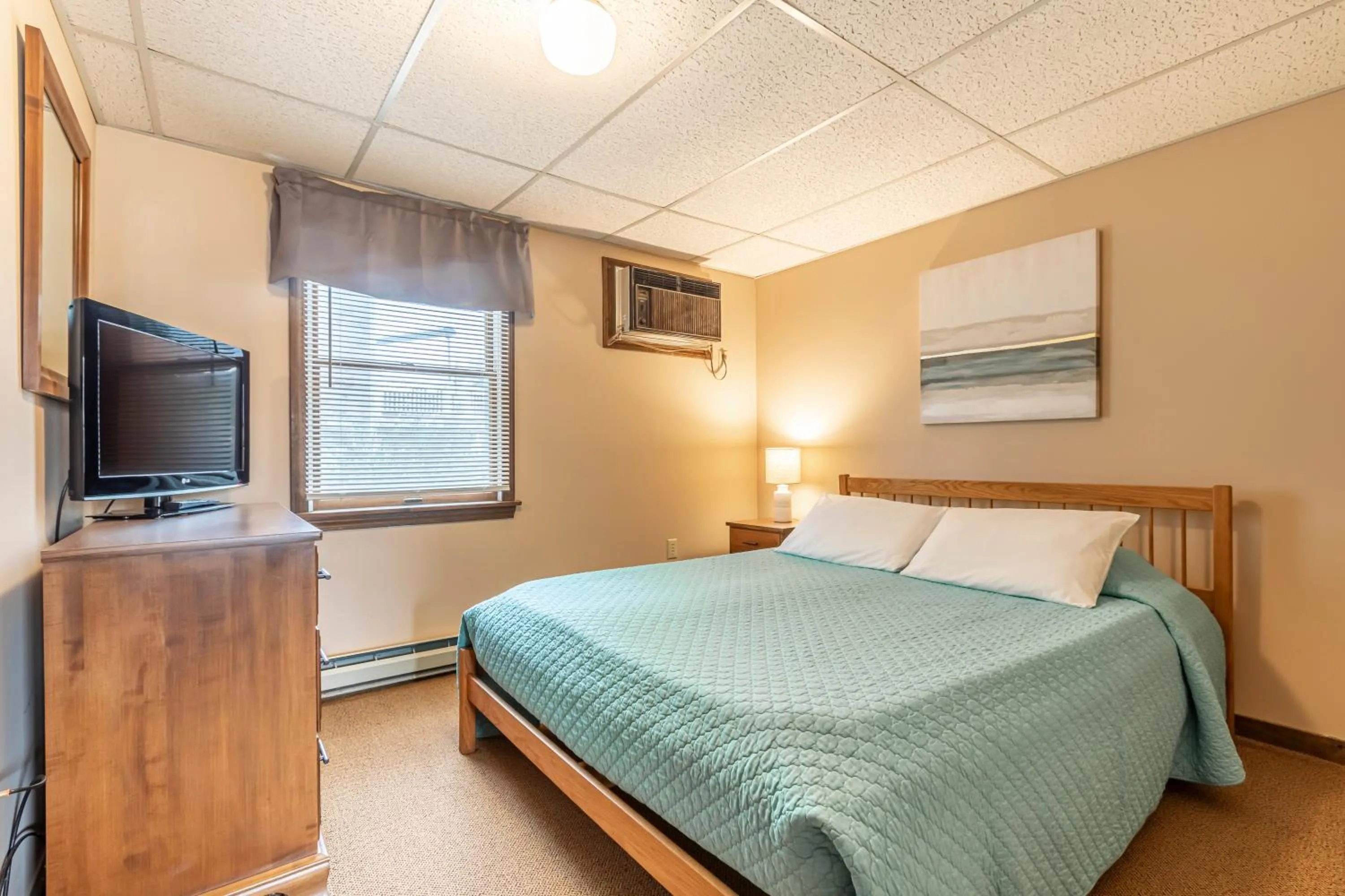 Bed in Inn Between the Beaches & Villager