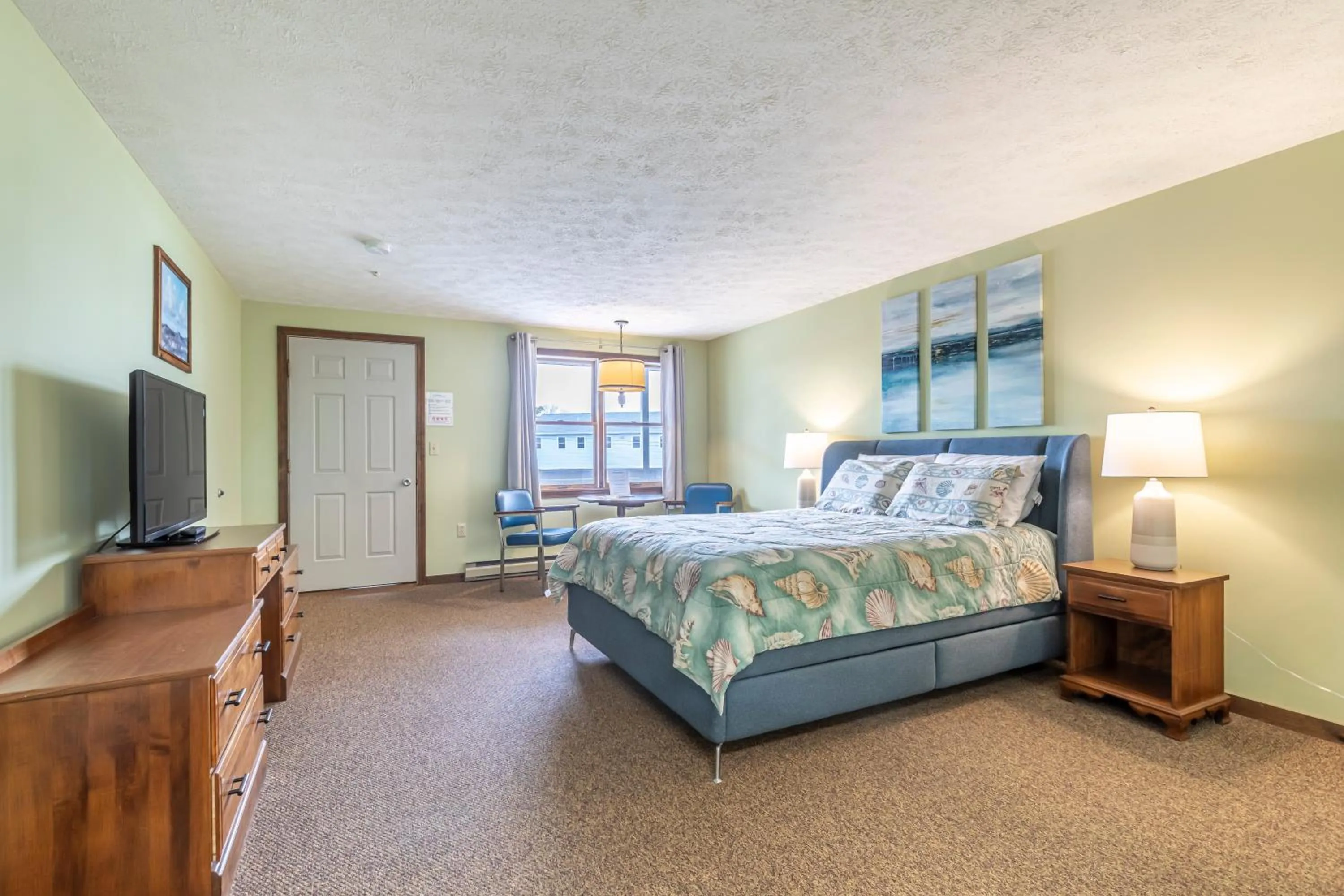 Bed in Inn Between the Beaches & Villager