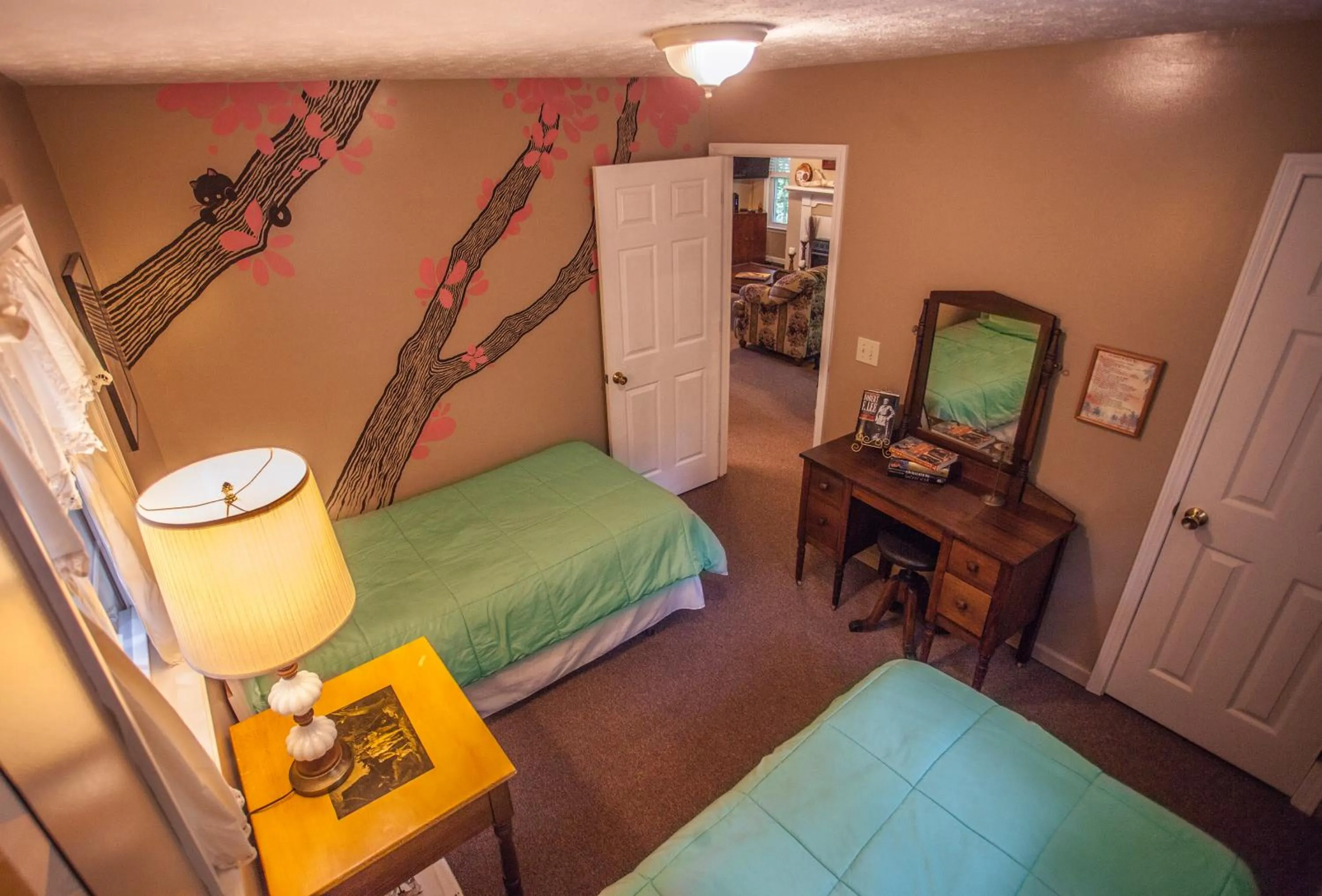 Bed in Nolichuckey Bluffs Bed & Breakfast Cabins