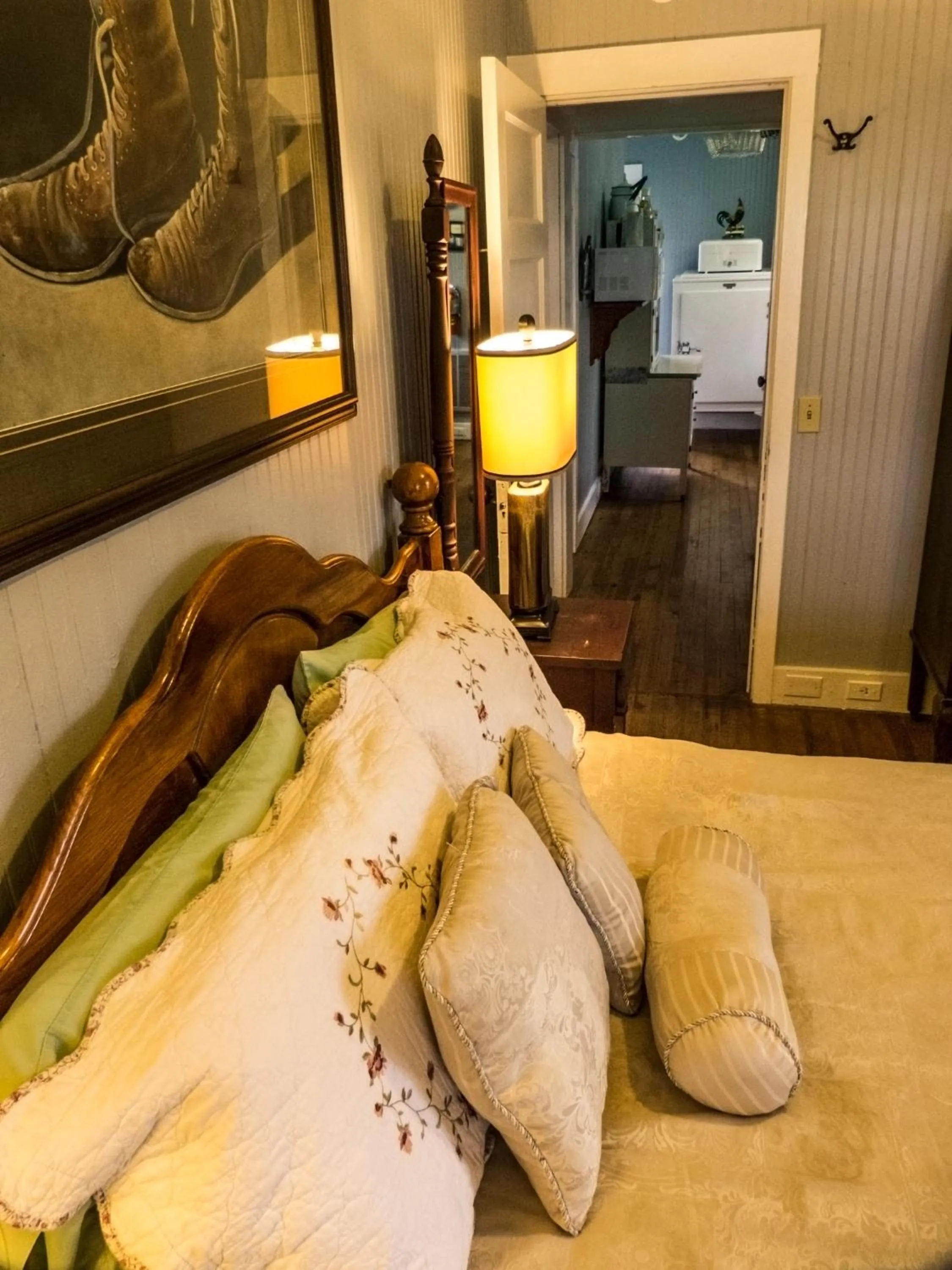 Bed in Nolichuckey Bluffs Bed & Breakfast Cabins