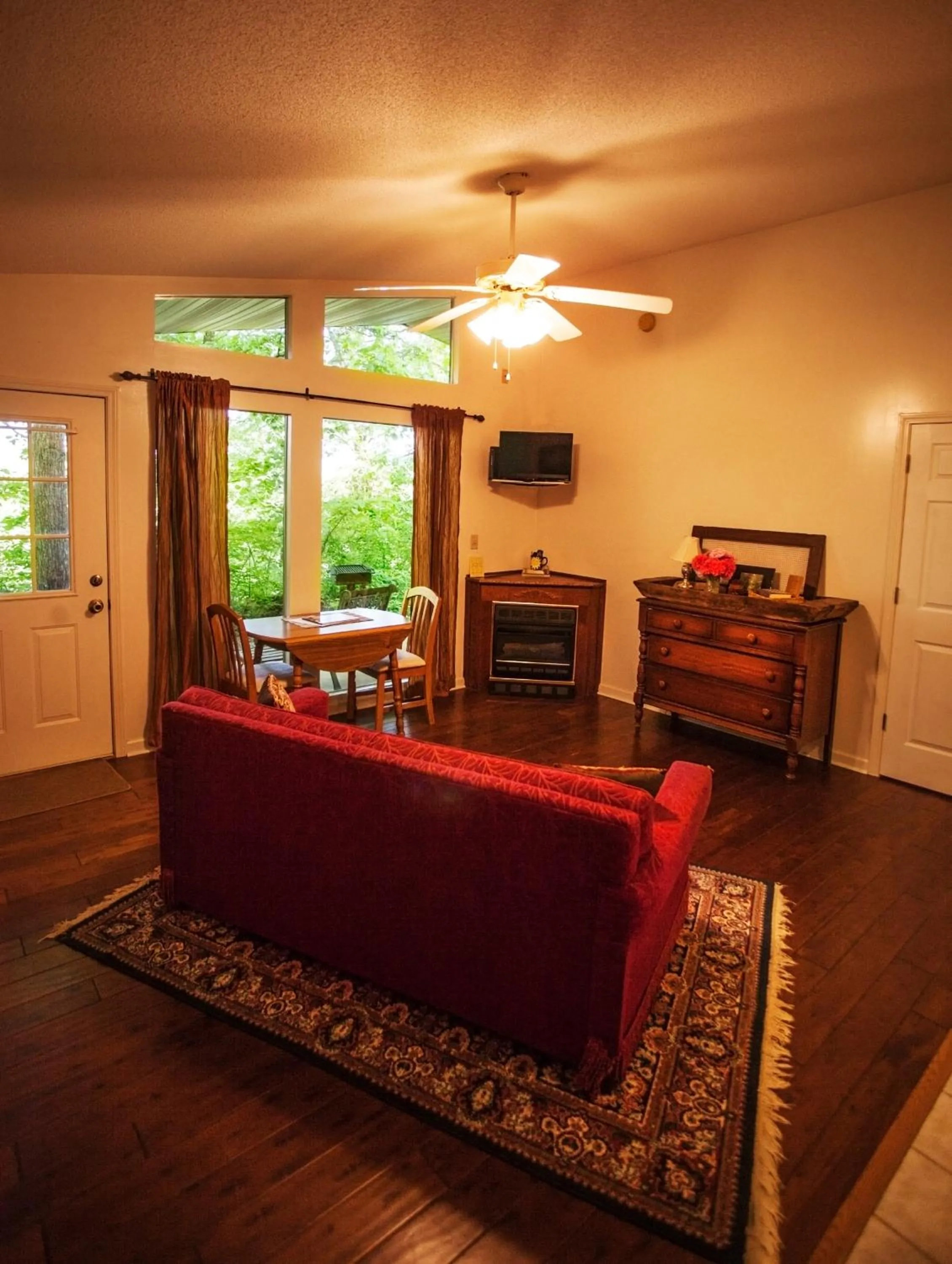 Living room in Nolichuckey Bluffs Bed & Breakfast Cabins
