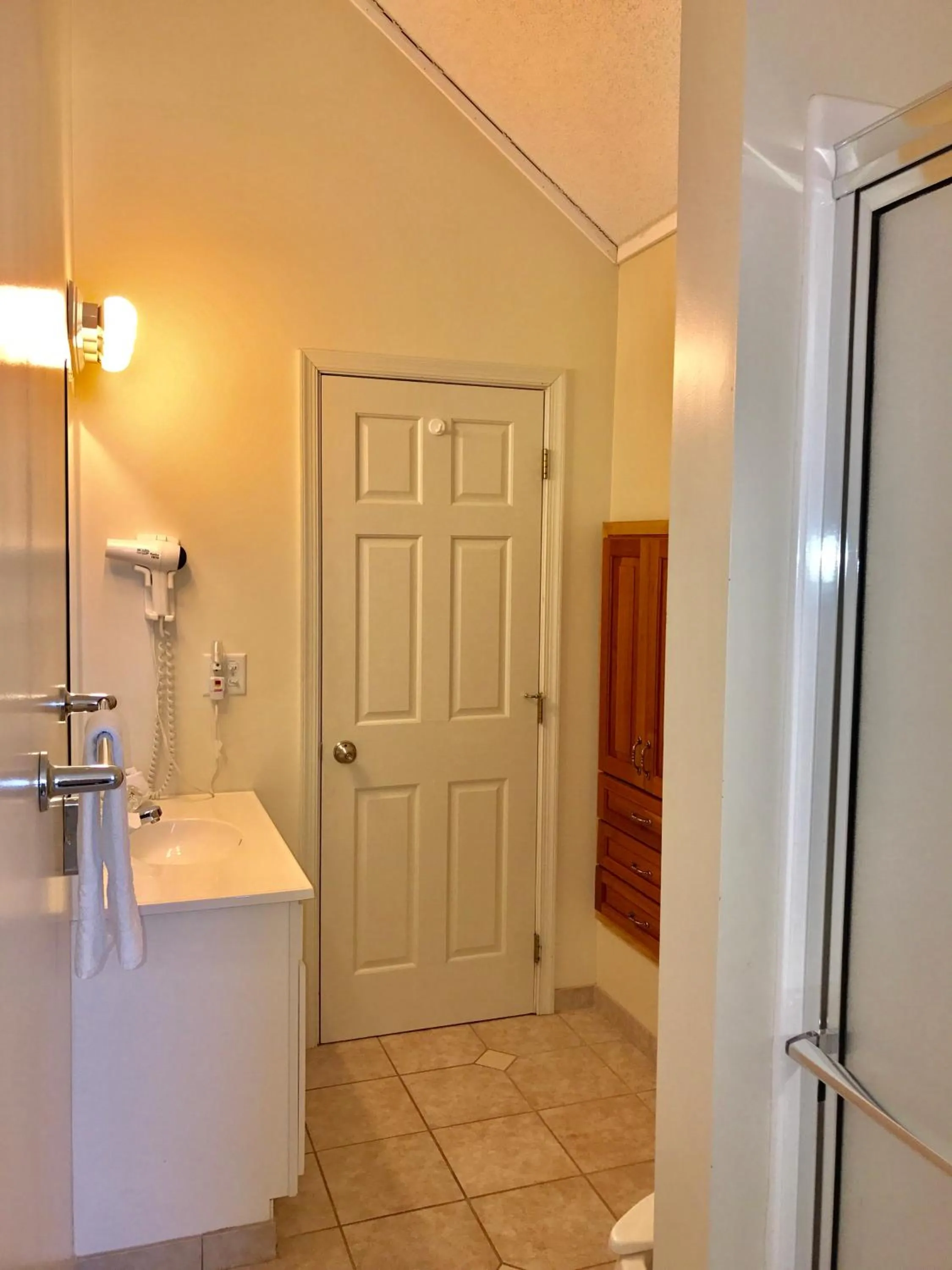 Shower in Afton House Inn