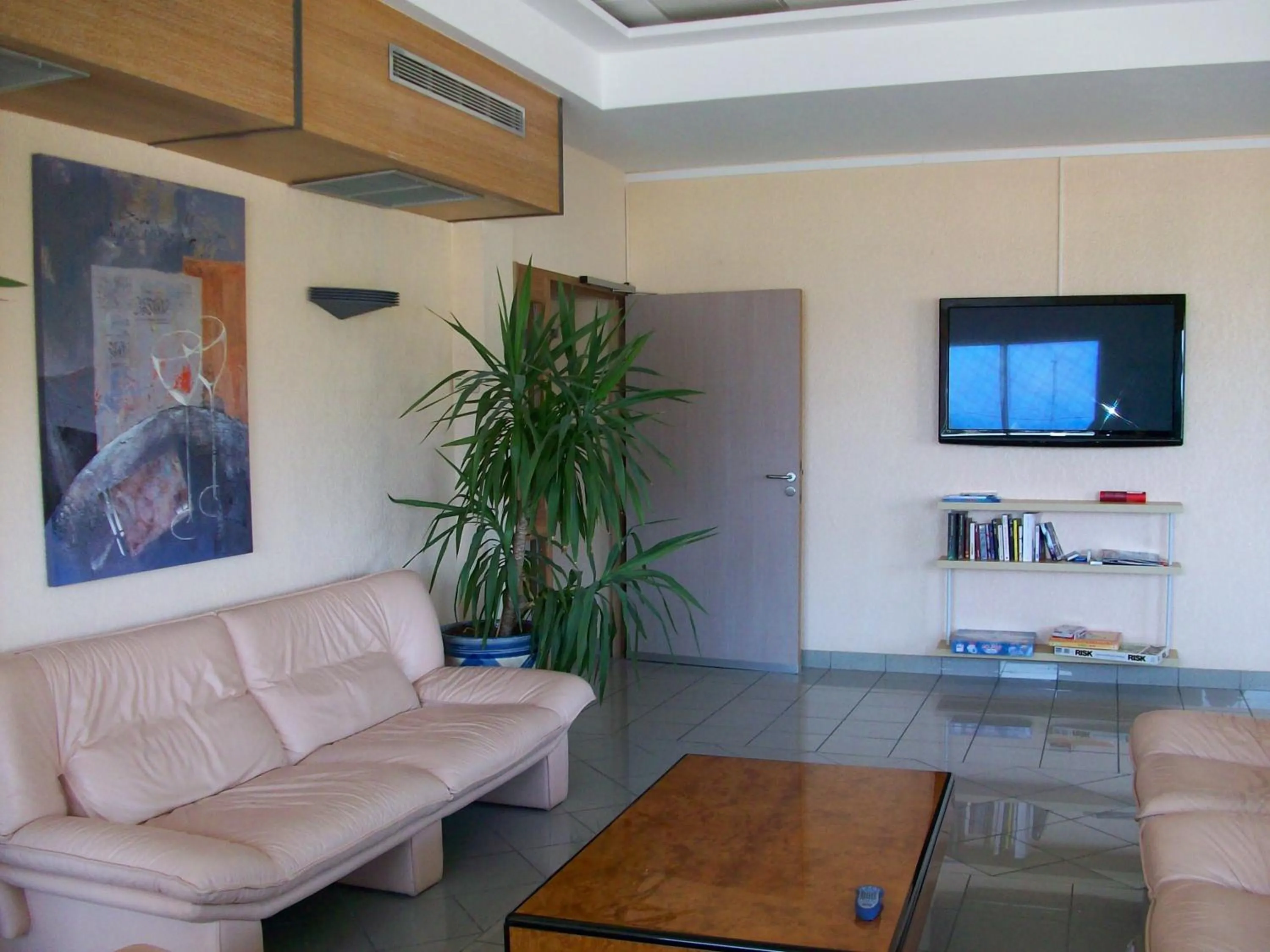 Communal lounge/ TV room in Plage des Pins
