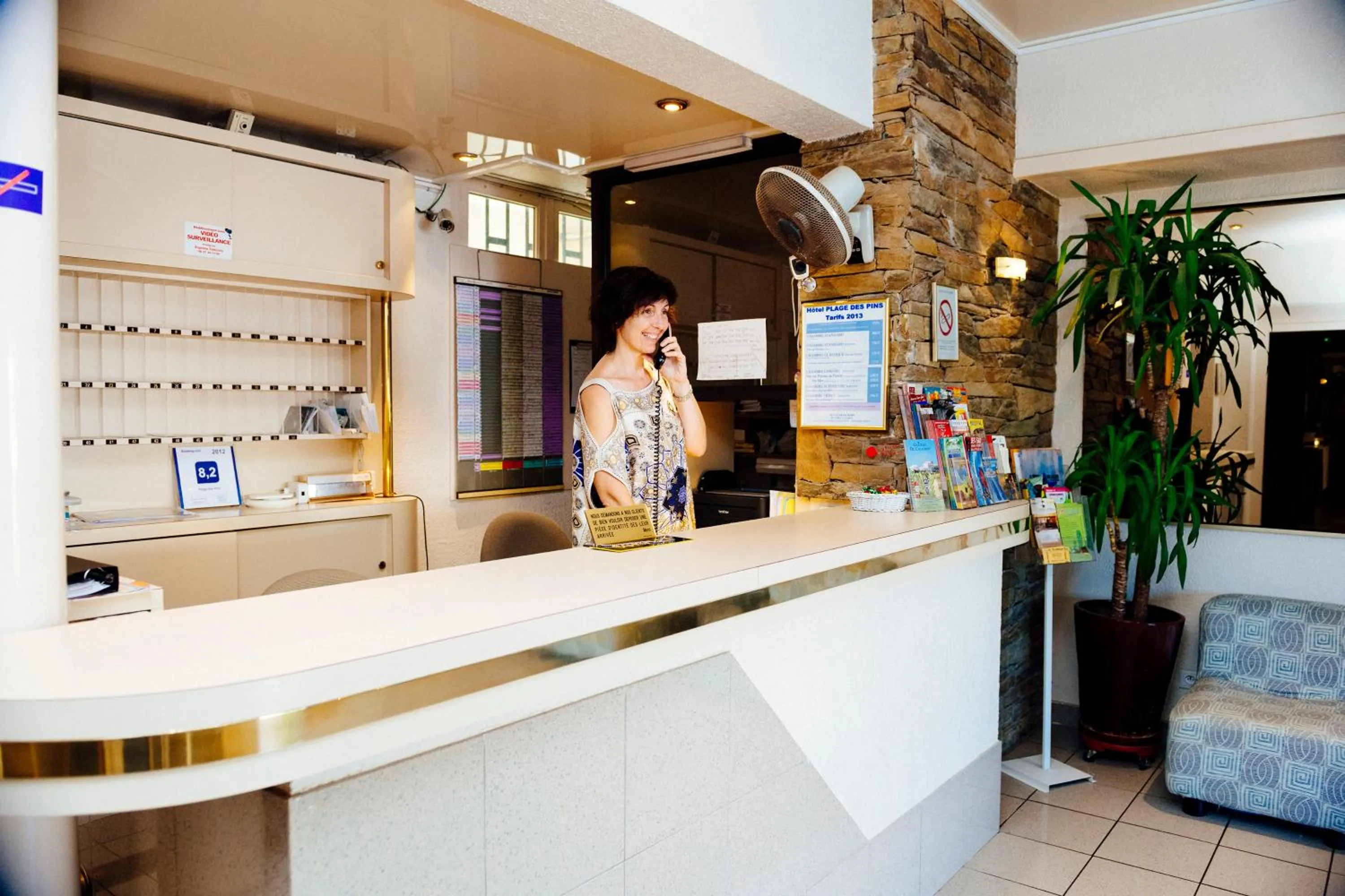 Staff in Plage des Pins