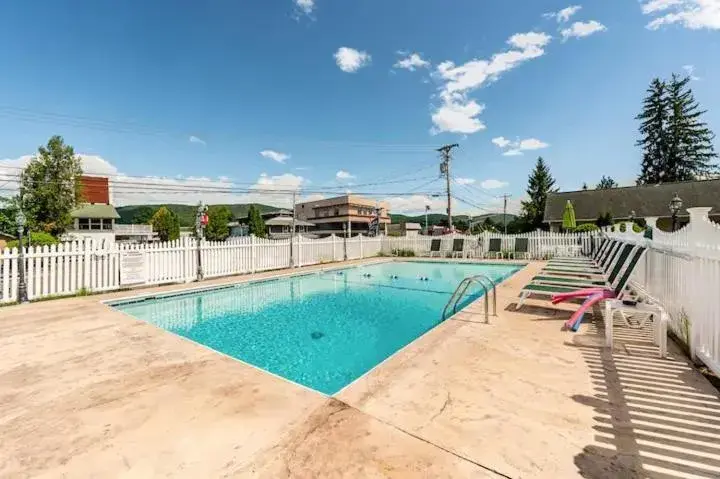 Family Suite in The Heritage of Lake George Family Suite in The Heritage of Lake George