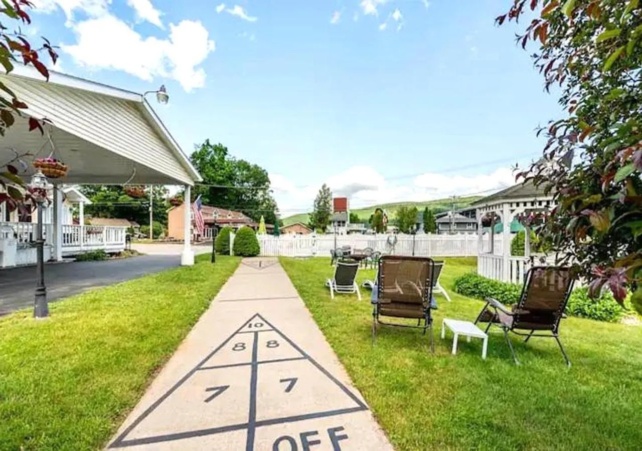 Garden view in The Heritage of Lake George