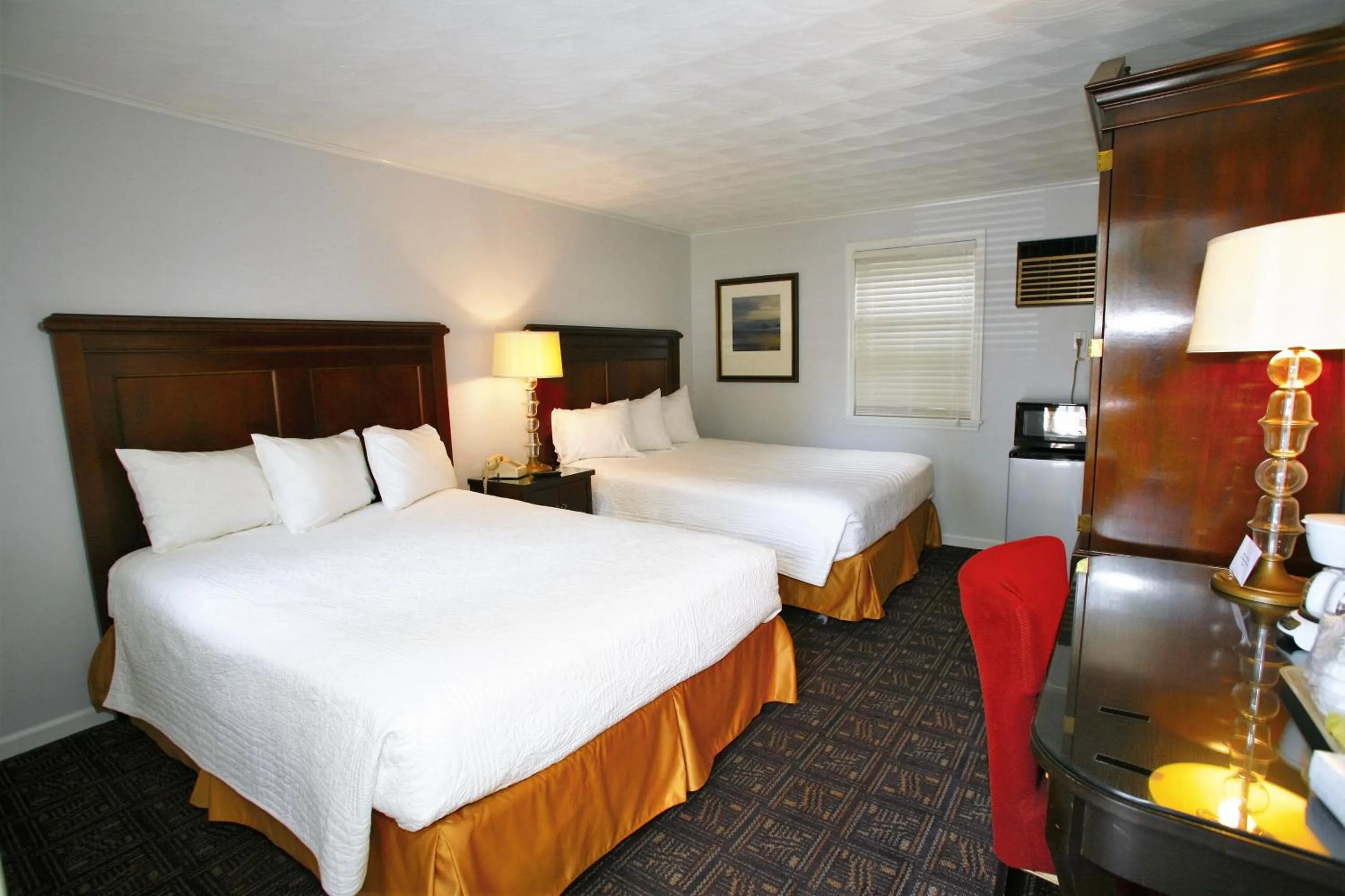 Photo of the whole room, Bed in The Heritage of Lake George