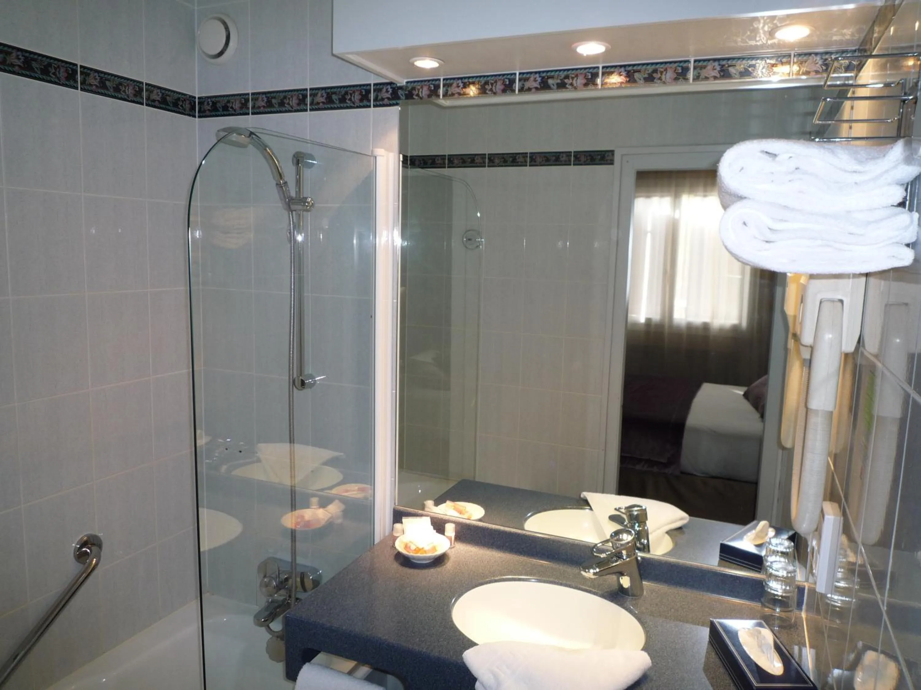 Bathroom in The Originals City, Hôtel Rey du Mont Sion, Saint-Julien-en-Genevois Sud