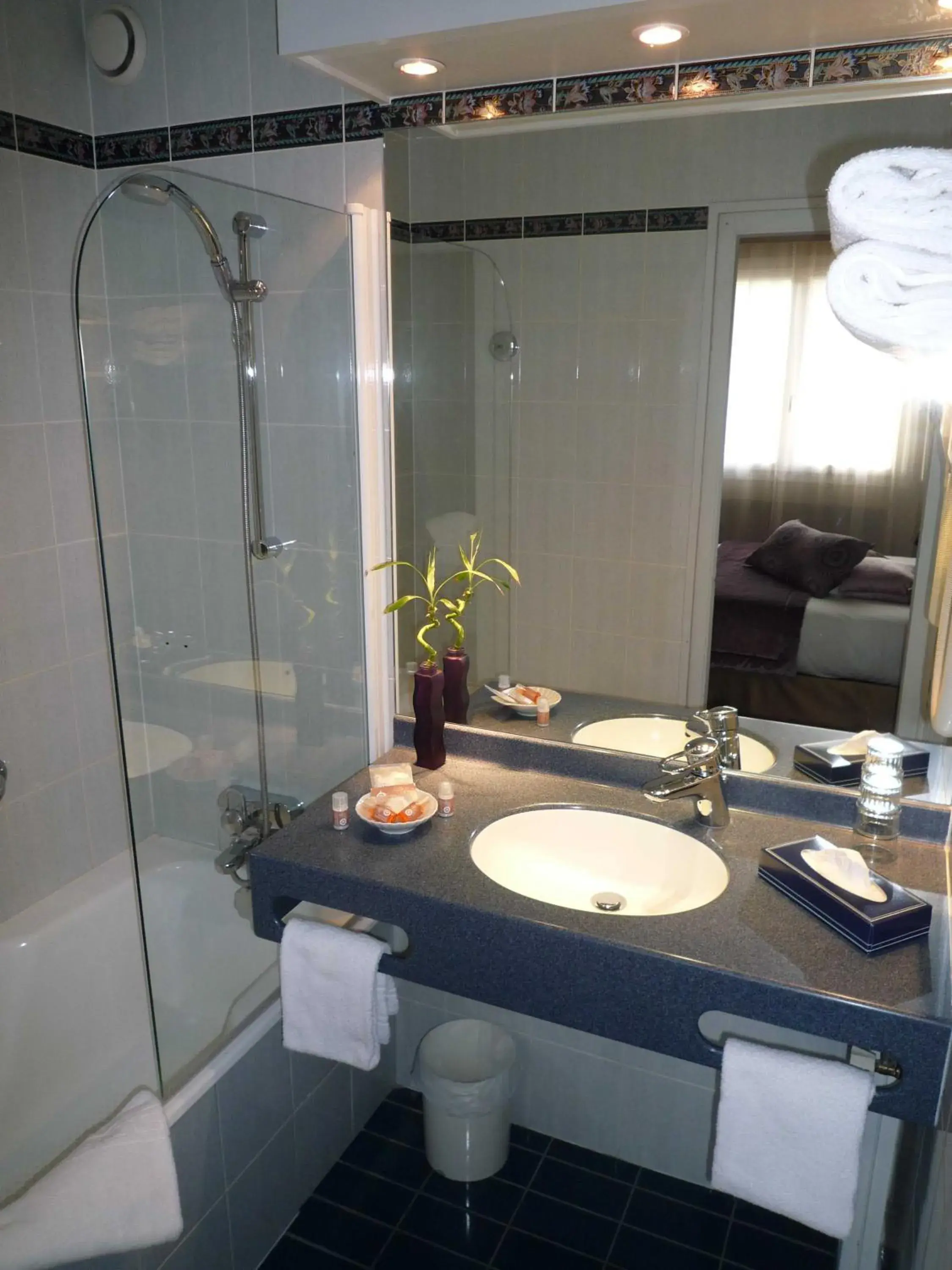 Family Room (4 Adults) in The Originals City, Hôtel Rey du Mont Sion, Saint-Julien-en-Genevois Sud Family Room (4 Adults) in The Originals City, Hôtel Rey du Mont Sion, Saint-Julien-en-Genevois Sud