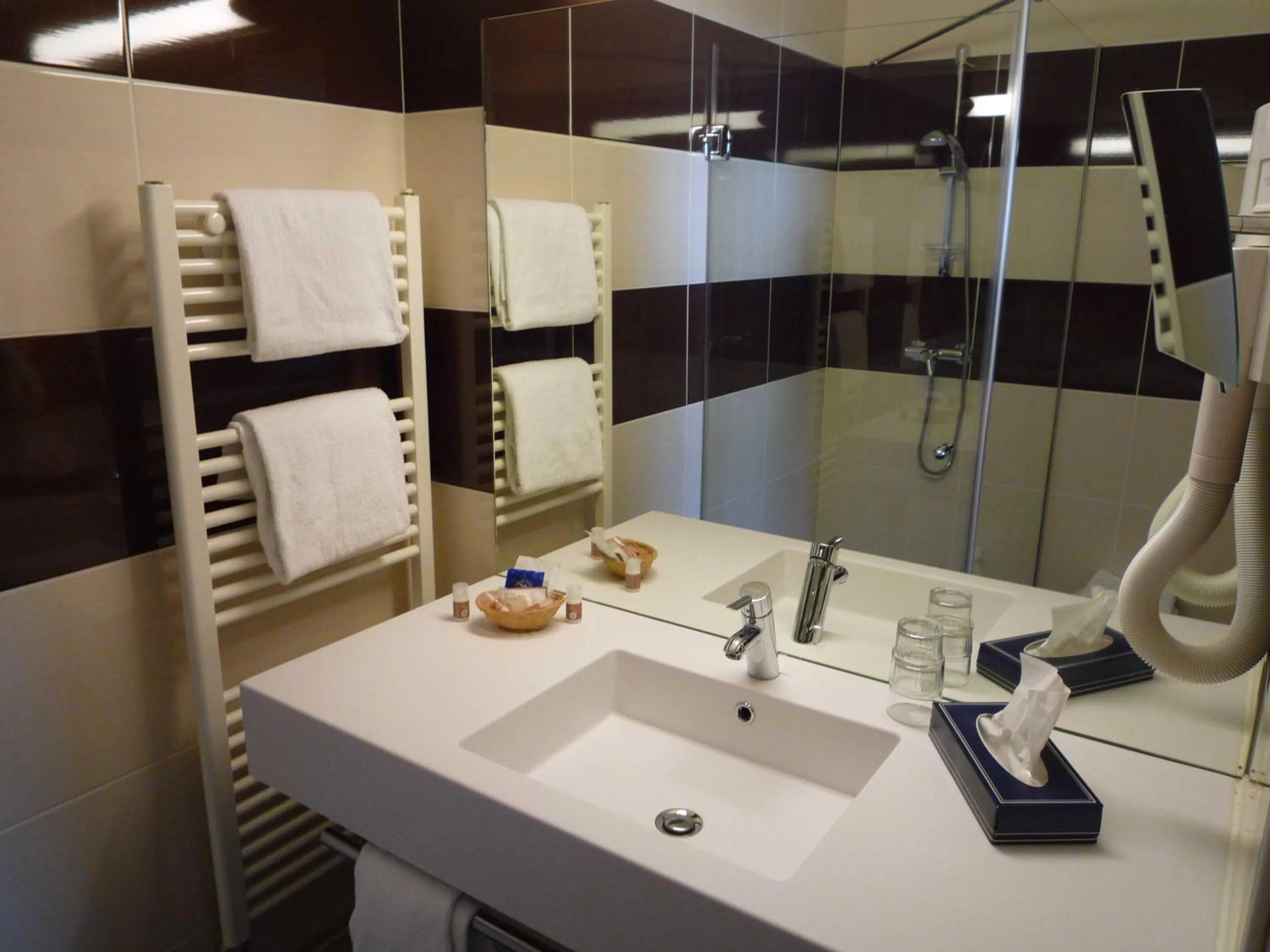 Bathroom in The Originals City, Hôtel Rey du Mont Sion, Saint-Julien-en-Genevois Sud