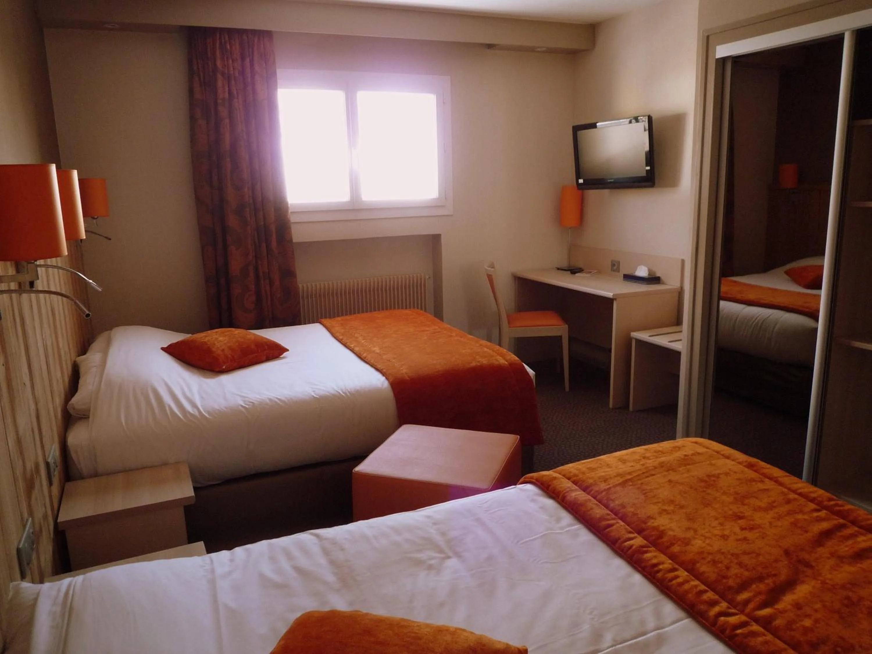 Photo of the whole room, Bed in The Originals City, Hôtel Rey du Mont Sion, Saint-Julien-en-Genevois Sud