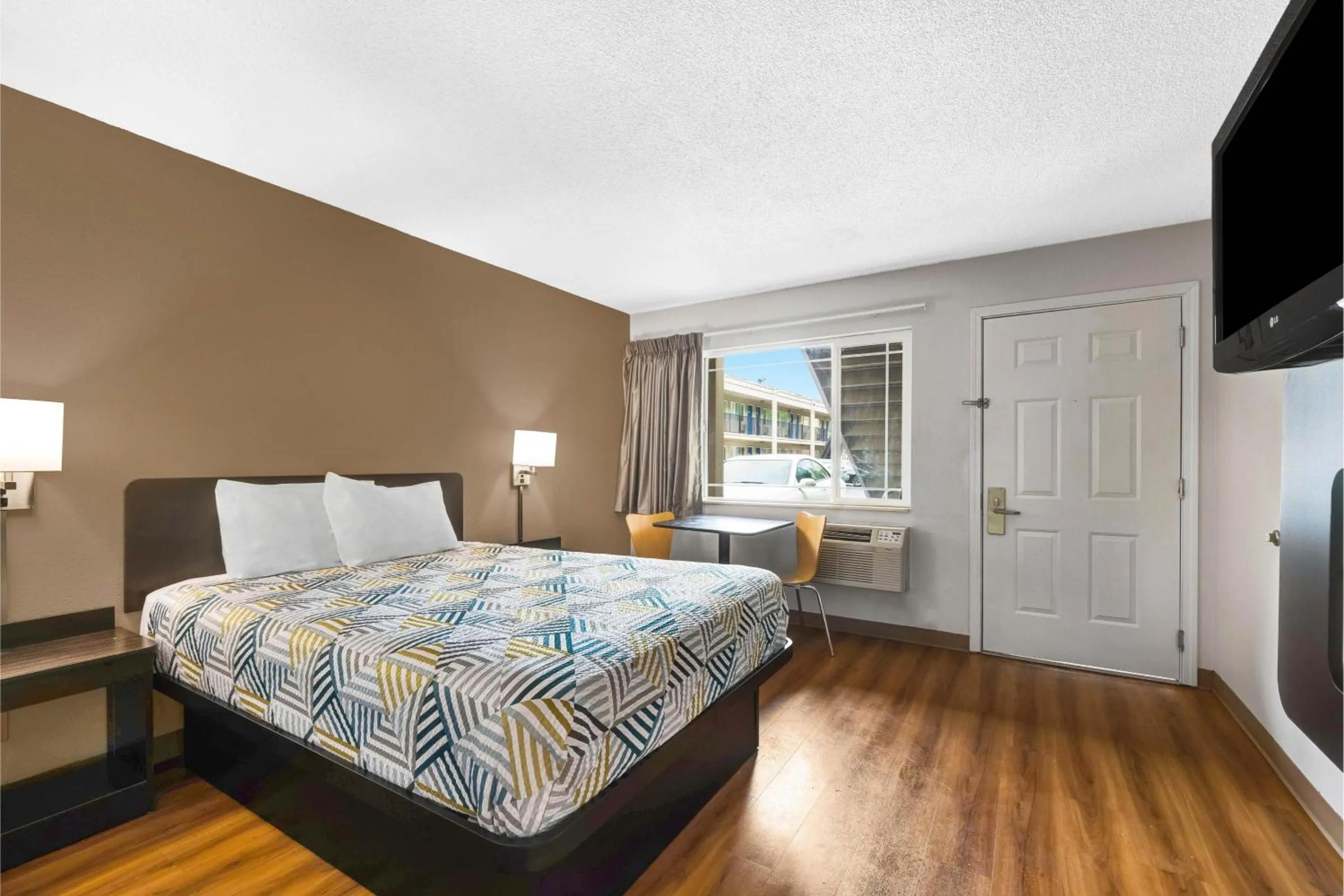 Bed in Motel 6 - Motel 6 Portland, OR - Downtown