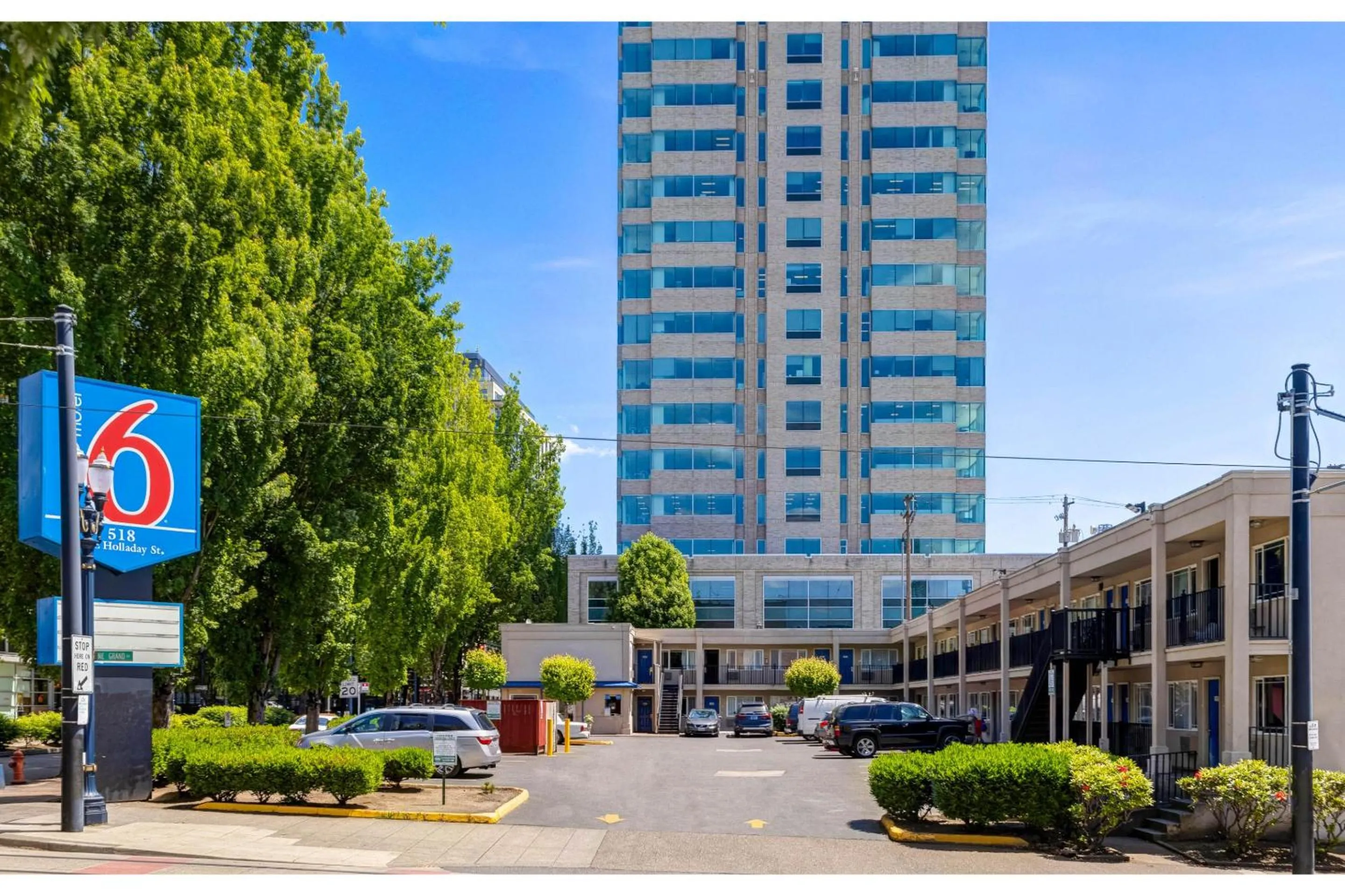 Property building in Motel 6 - Motel 6 Portland, OR - Downtown