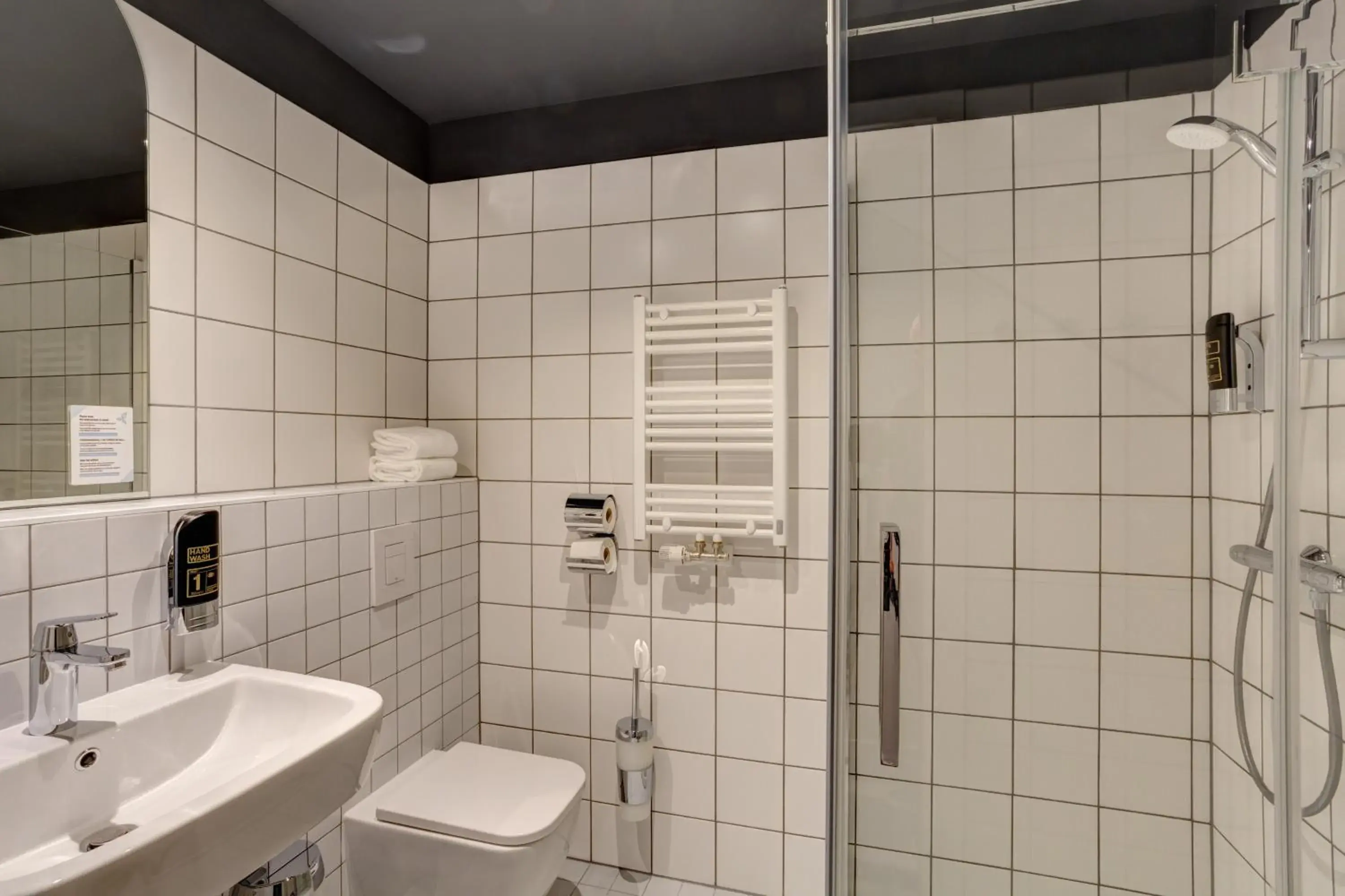 Bed in 4-Bed Female Dormitory Room in MEININGER Hotel Bruxelles Gare du Midi Bed in 4-Bed Female Dormitory Room in MEININGER Hotel Bruxelles Gare du Midi
