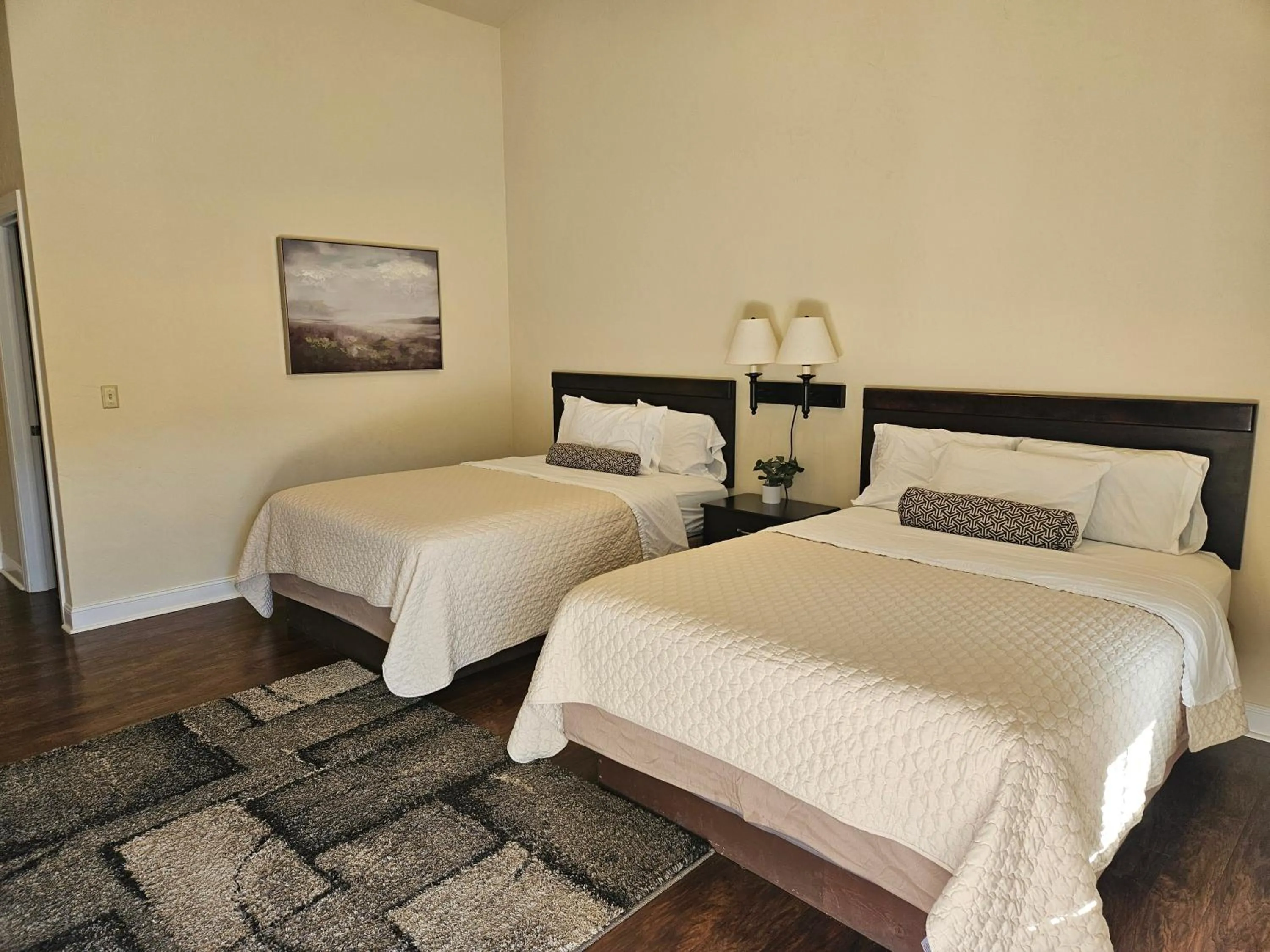 Bed in Sunset Cottage Motel