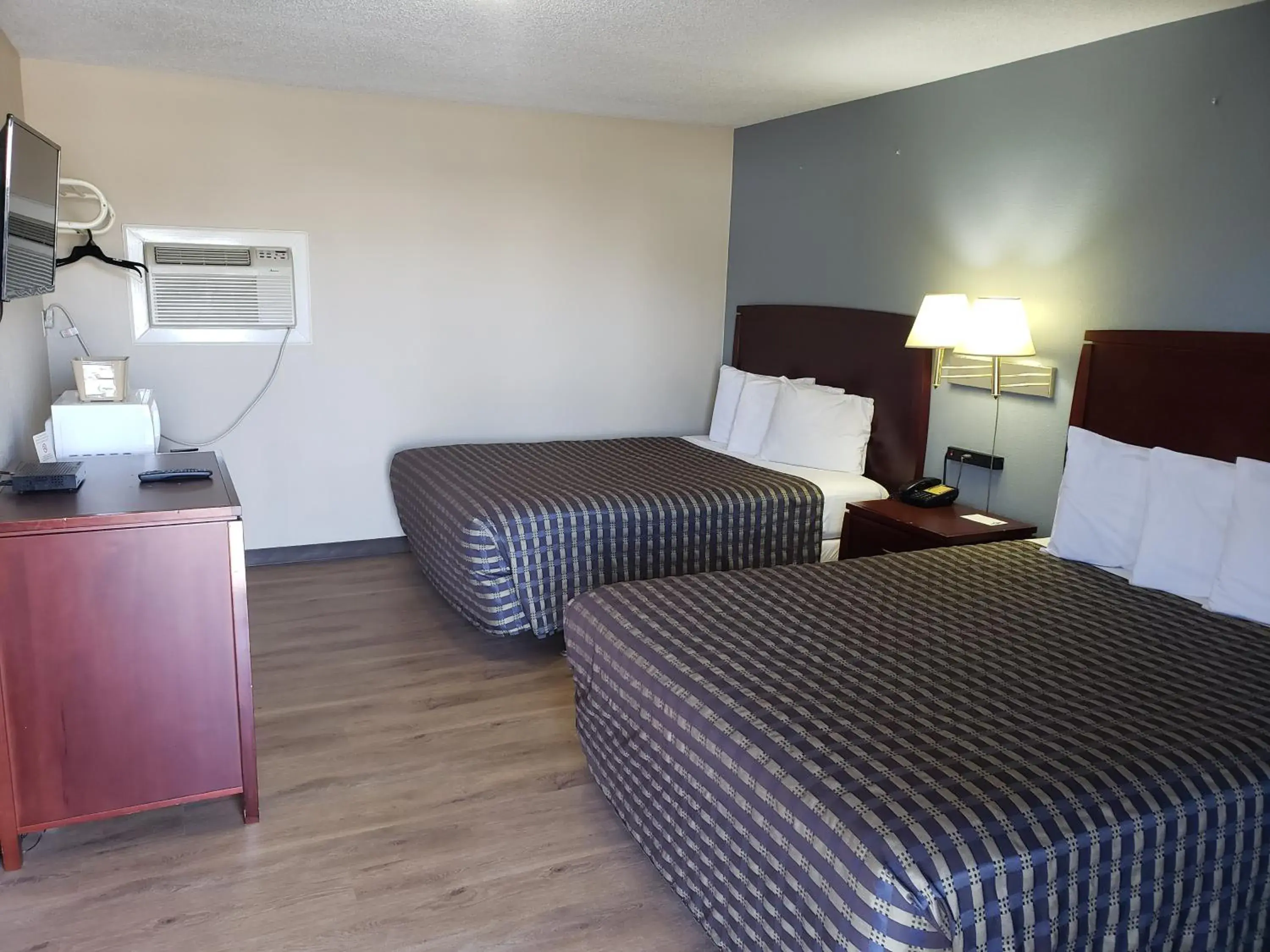 Bedroom, Bed in River Heights Motel Bedroom, Bed in River Heights Motel