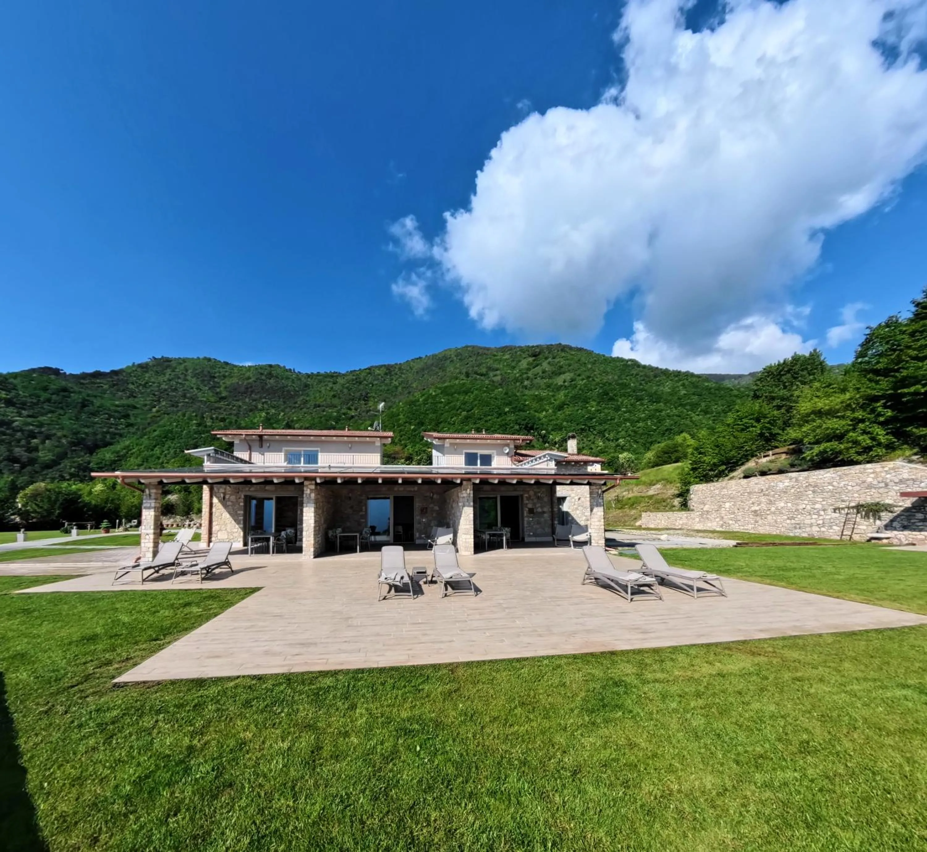 Property building in Oasi Da Vinci Apartments Lake Garda View