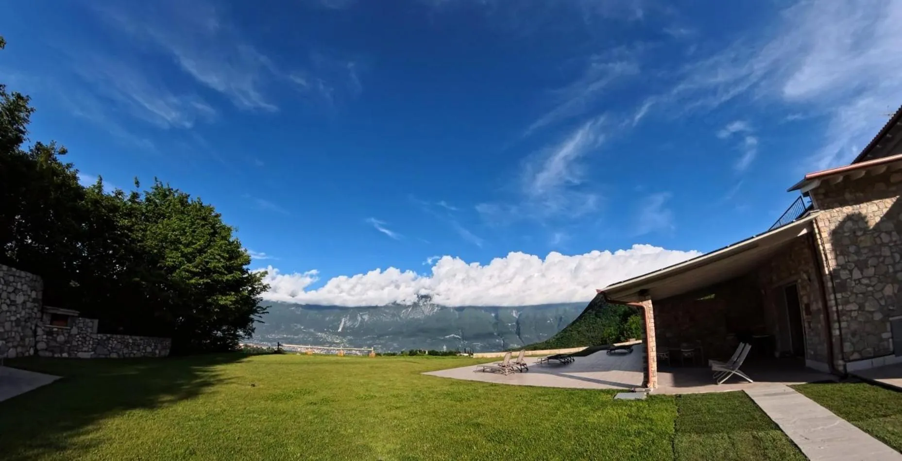 Garden in Oasi Da Vinci Apartments Lake Garda View