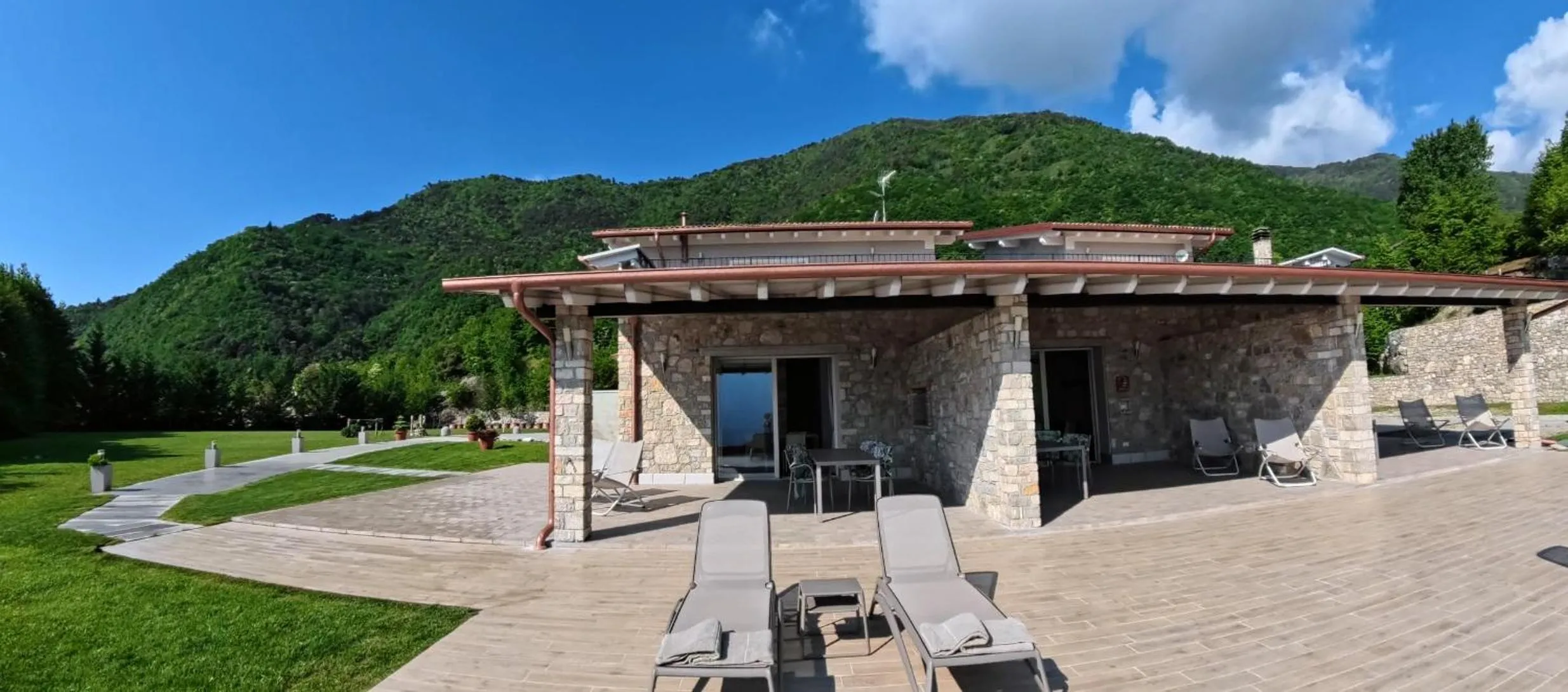 Property building in Oasi Da Vinci Apartments Lake Garda View