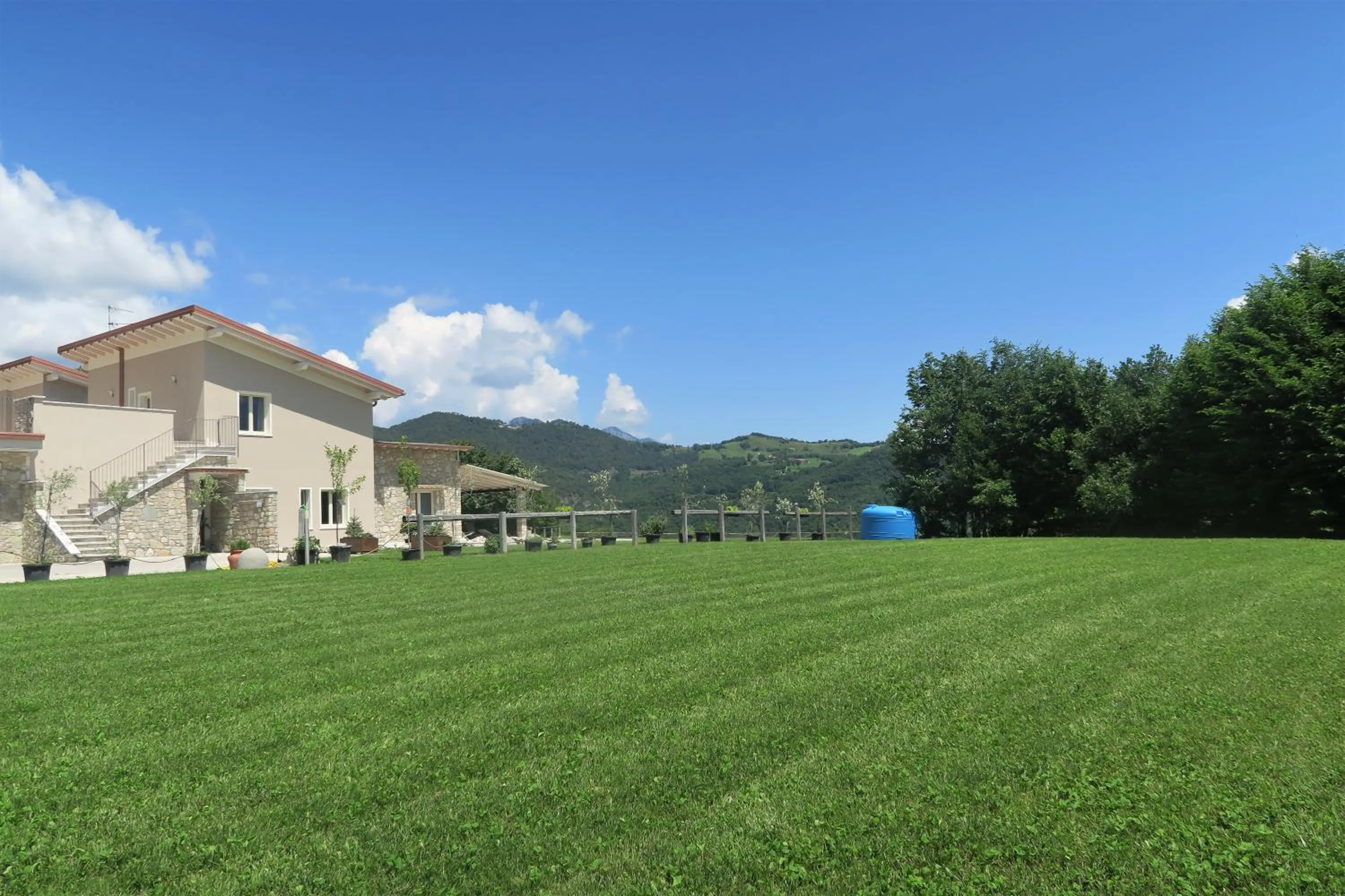 Inner courtyard view in Oasi Da Vinci Apartments Lake Garda View