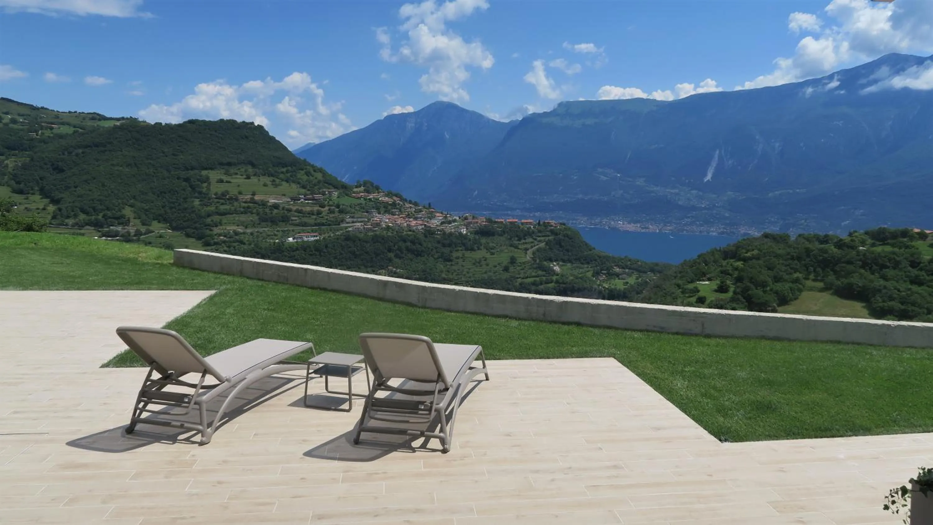 Solarium in Oasi Da Vinci Apartments Lake Garda View