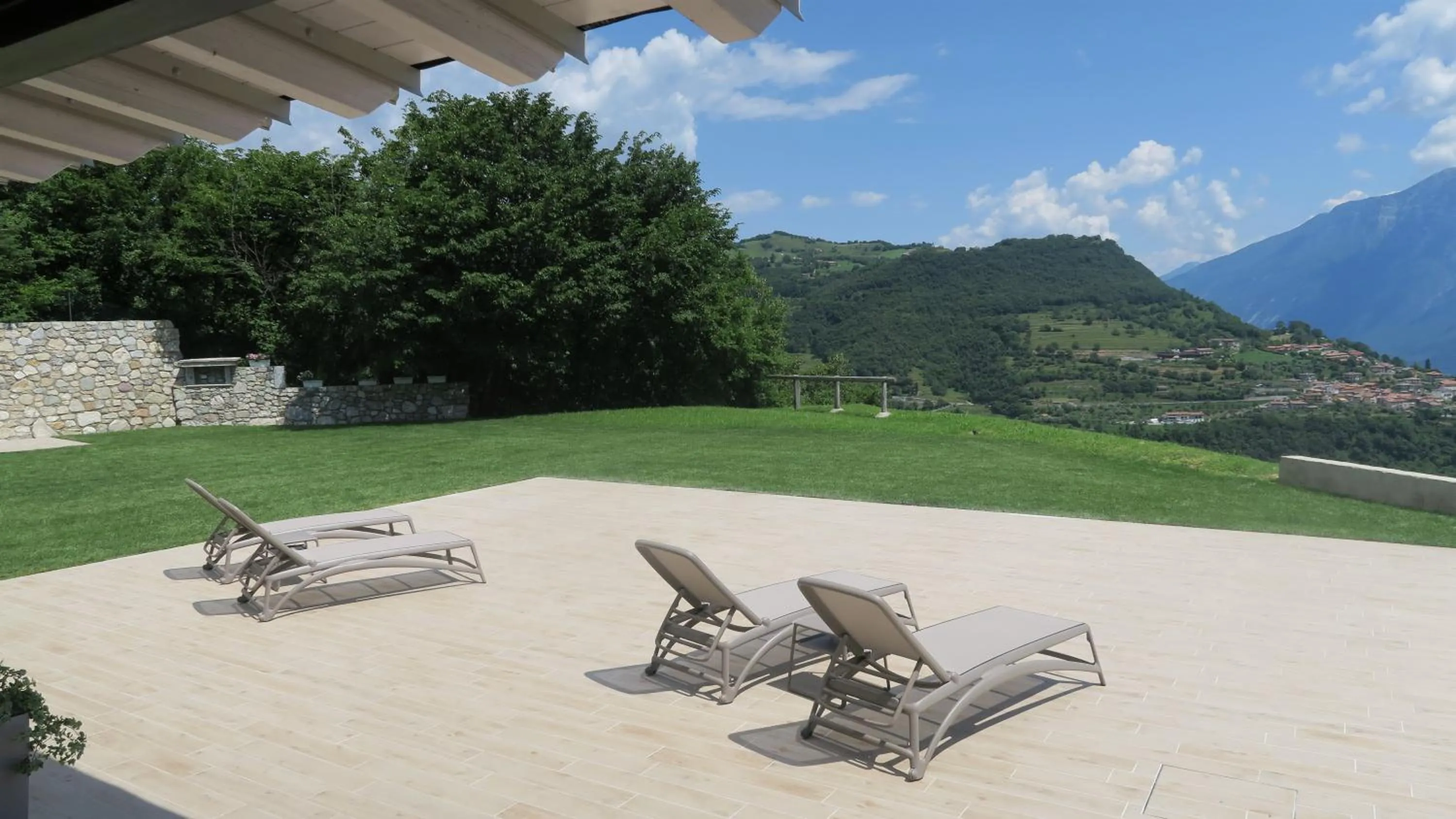 Solarium in Oasi Da Vinci Apartments Lake Garda View