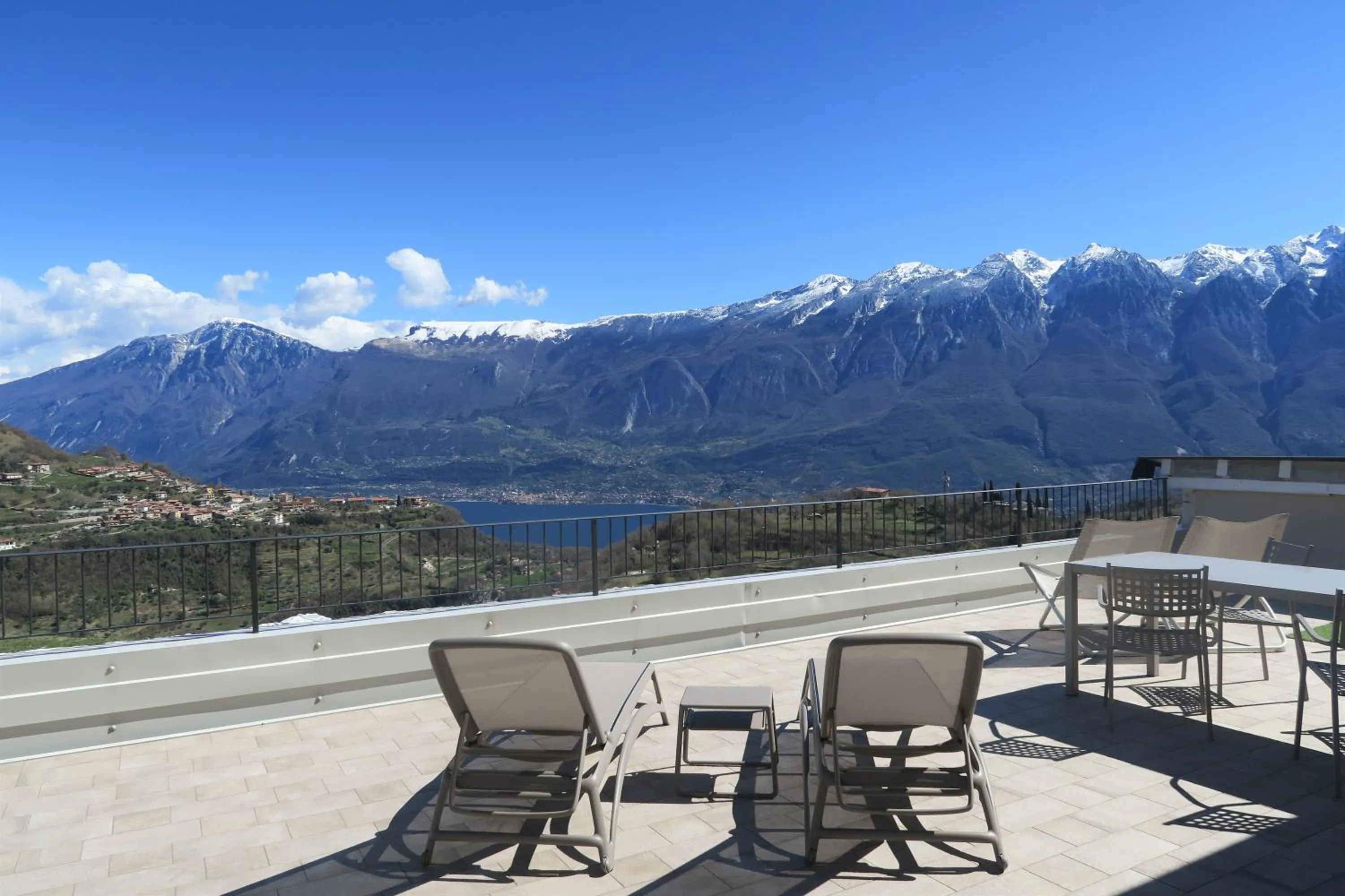 Spring in Oasi Da Vinci Apartments Lake Garda View