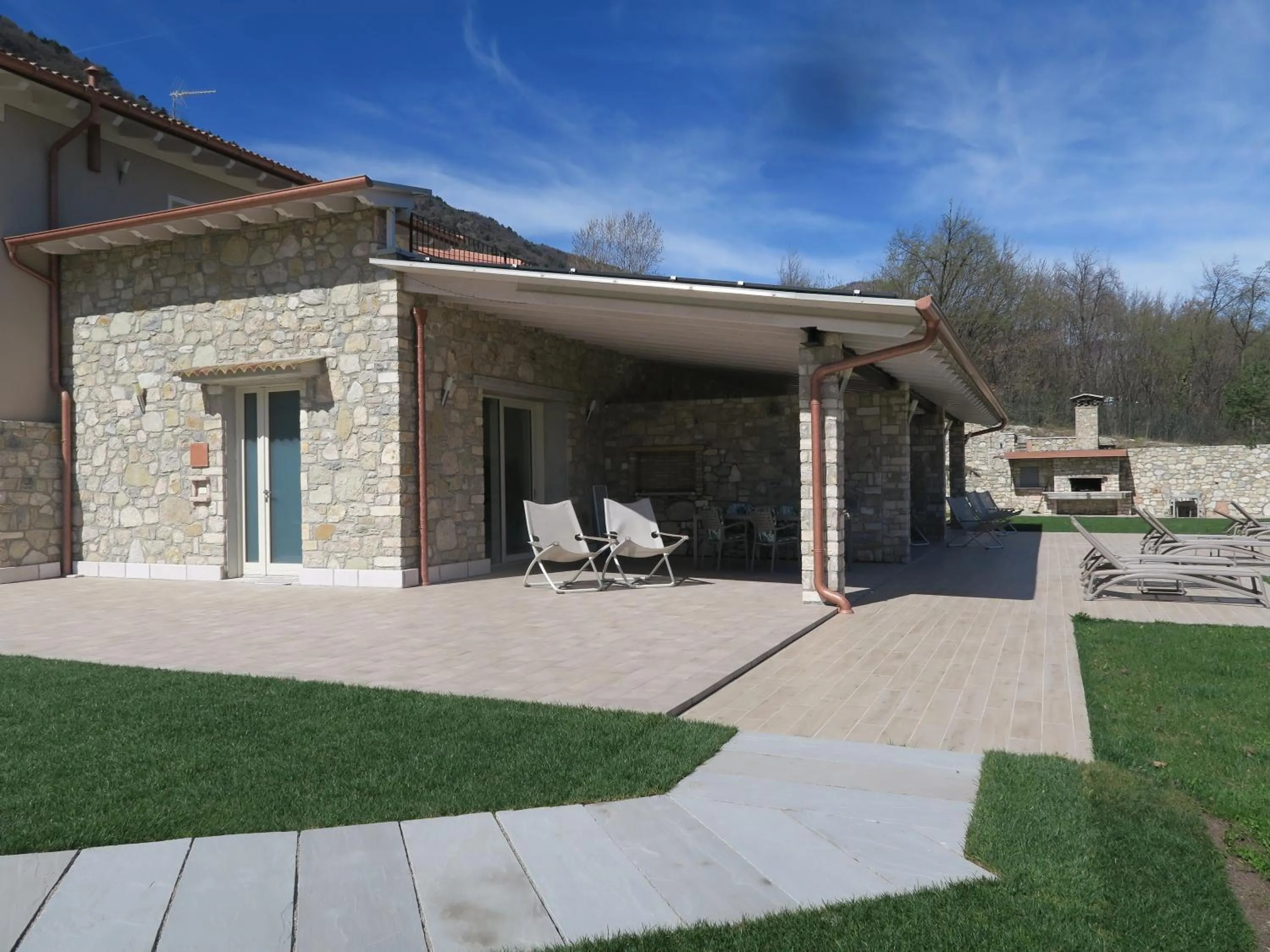 Property building in Oasi Da Vinci Apartments Lake Garda View