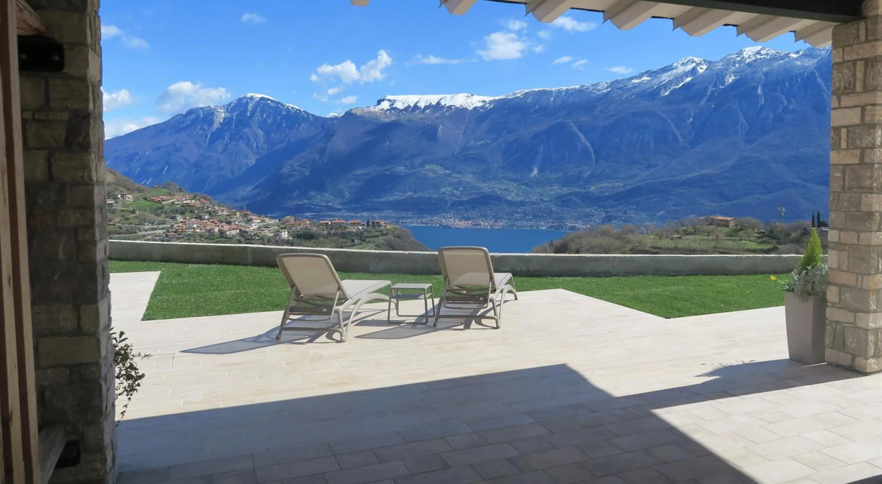 Patio in Oasi Da Vinci Apartments Lake Garda View