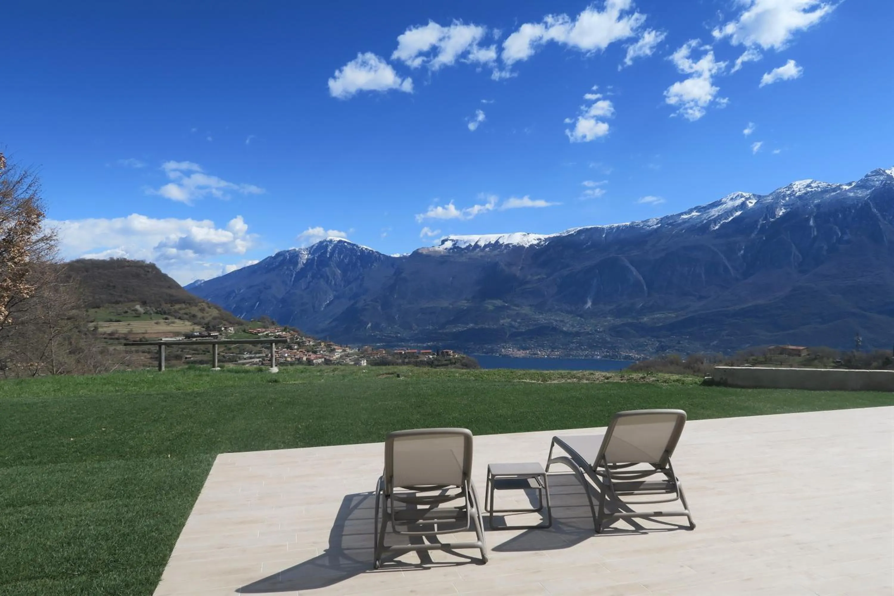 Spring in Oasi Da Vinci Apartments Lake Garda View
