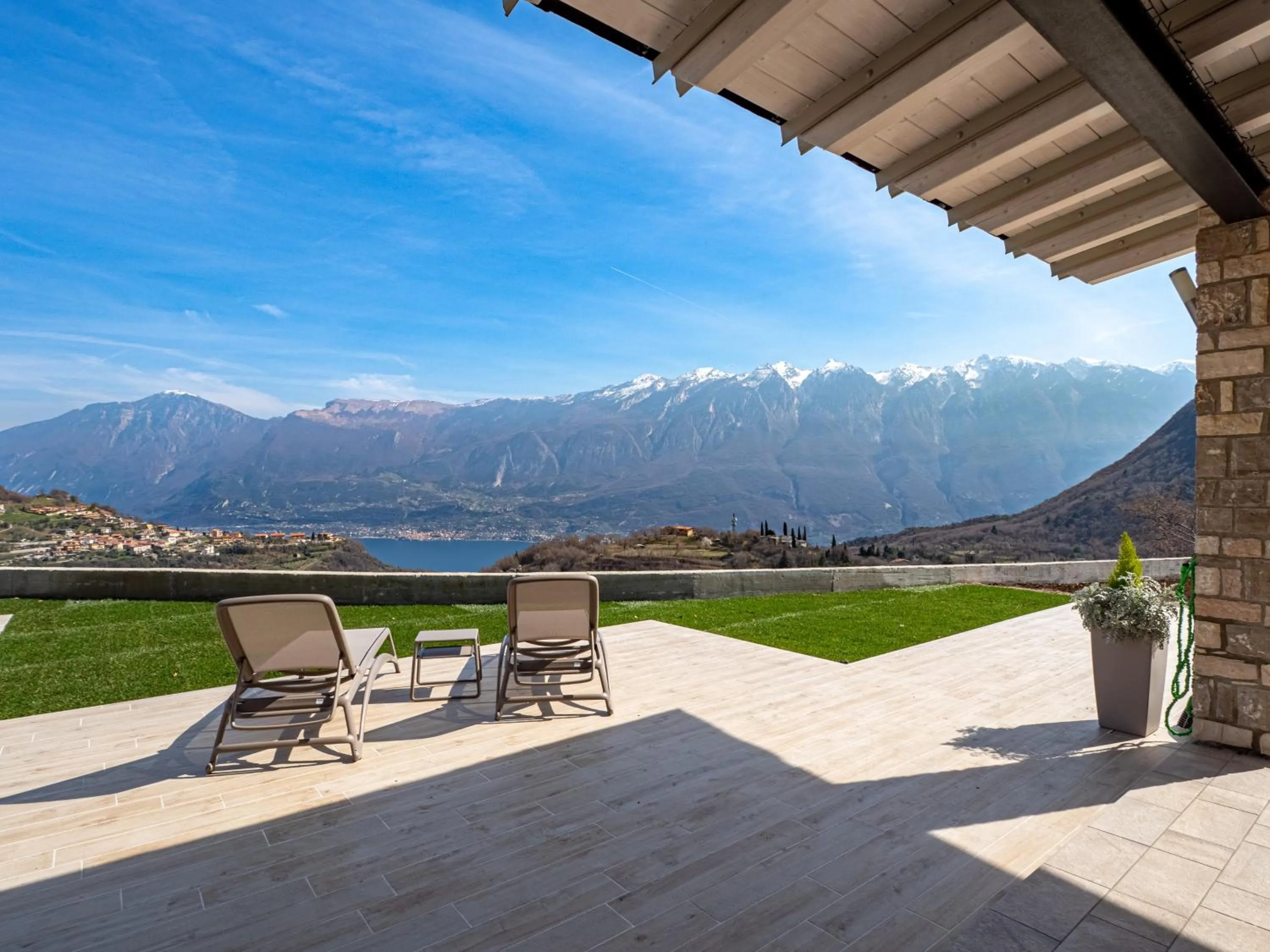 Patio in Oasi Da Vinci Apartments Lake Garda View