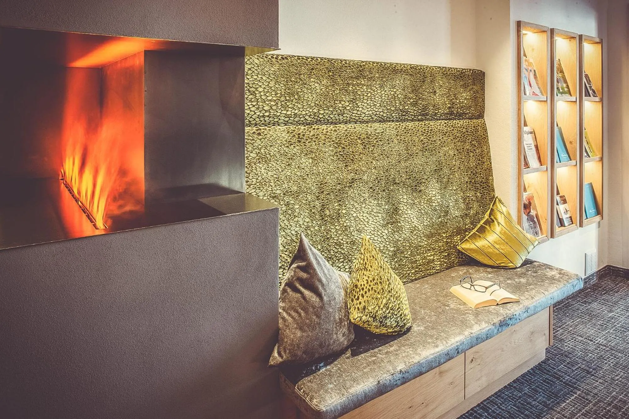 Library in Hotel Alpenkönig