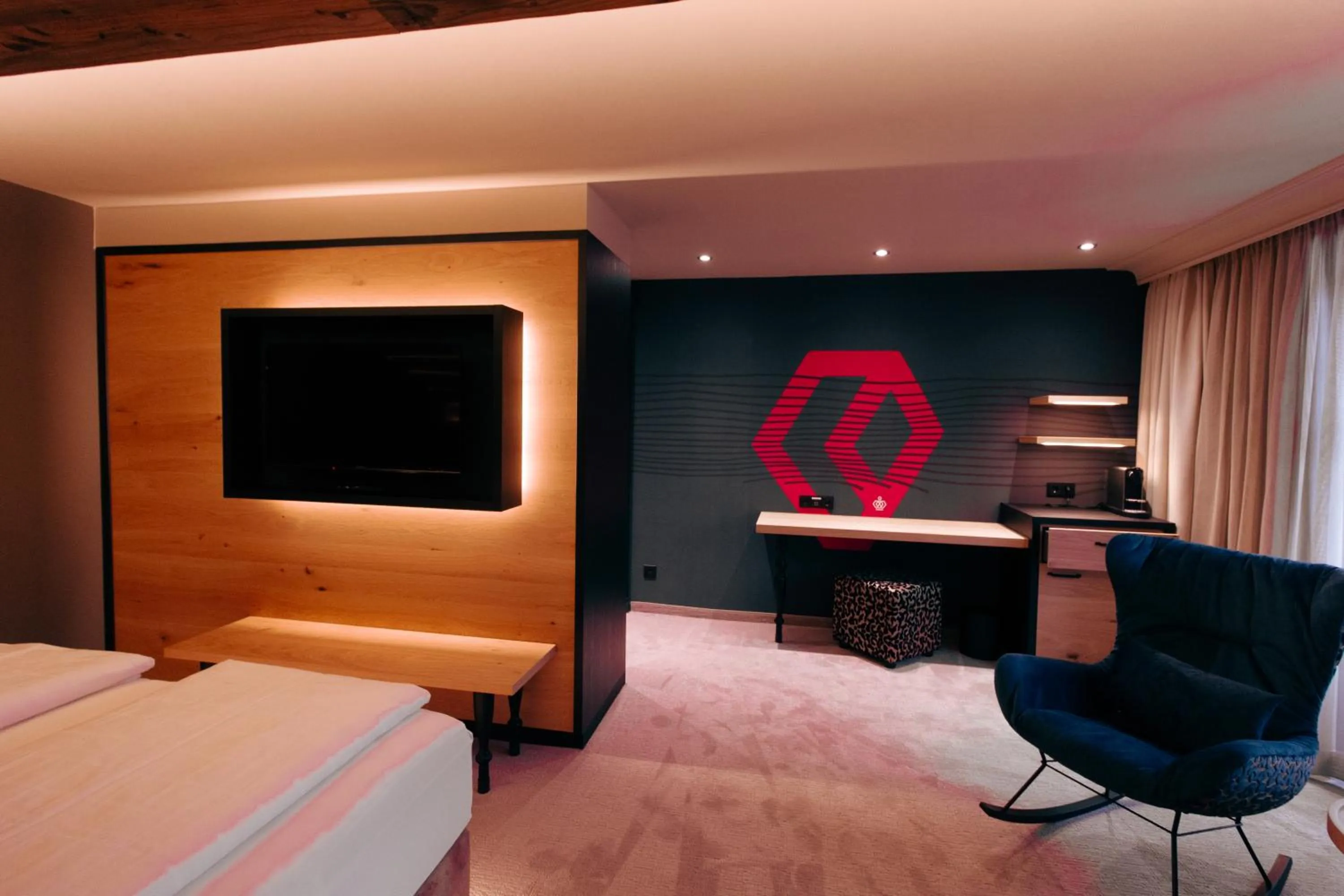 Bed in Hotel Alpenkönig