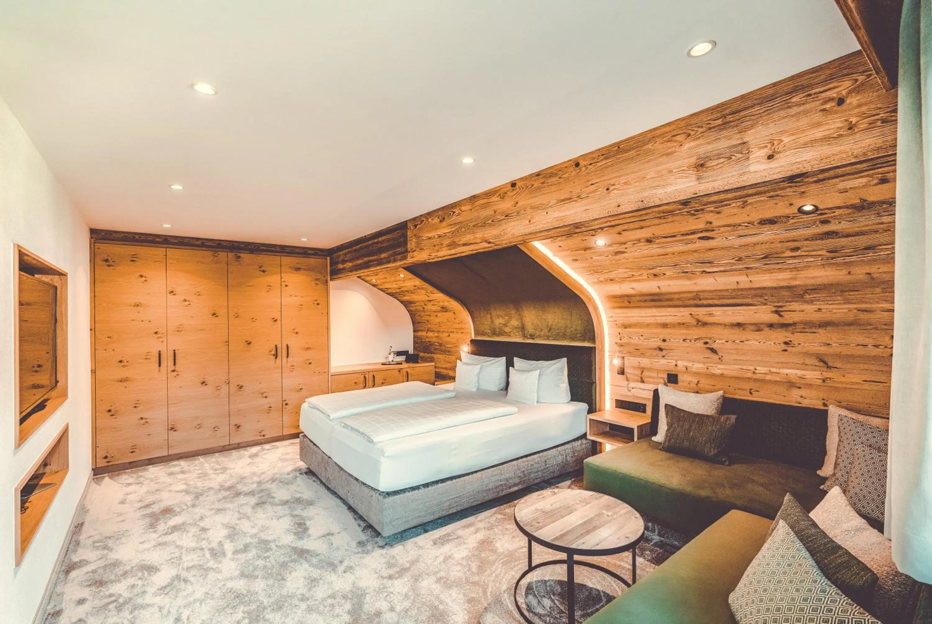 Bed in Hotel Alpenkönig