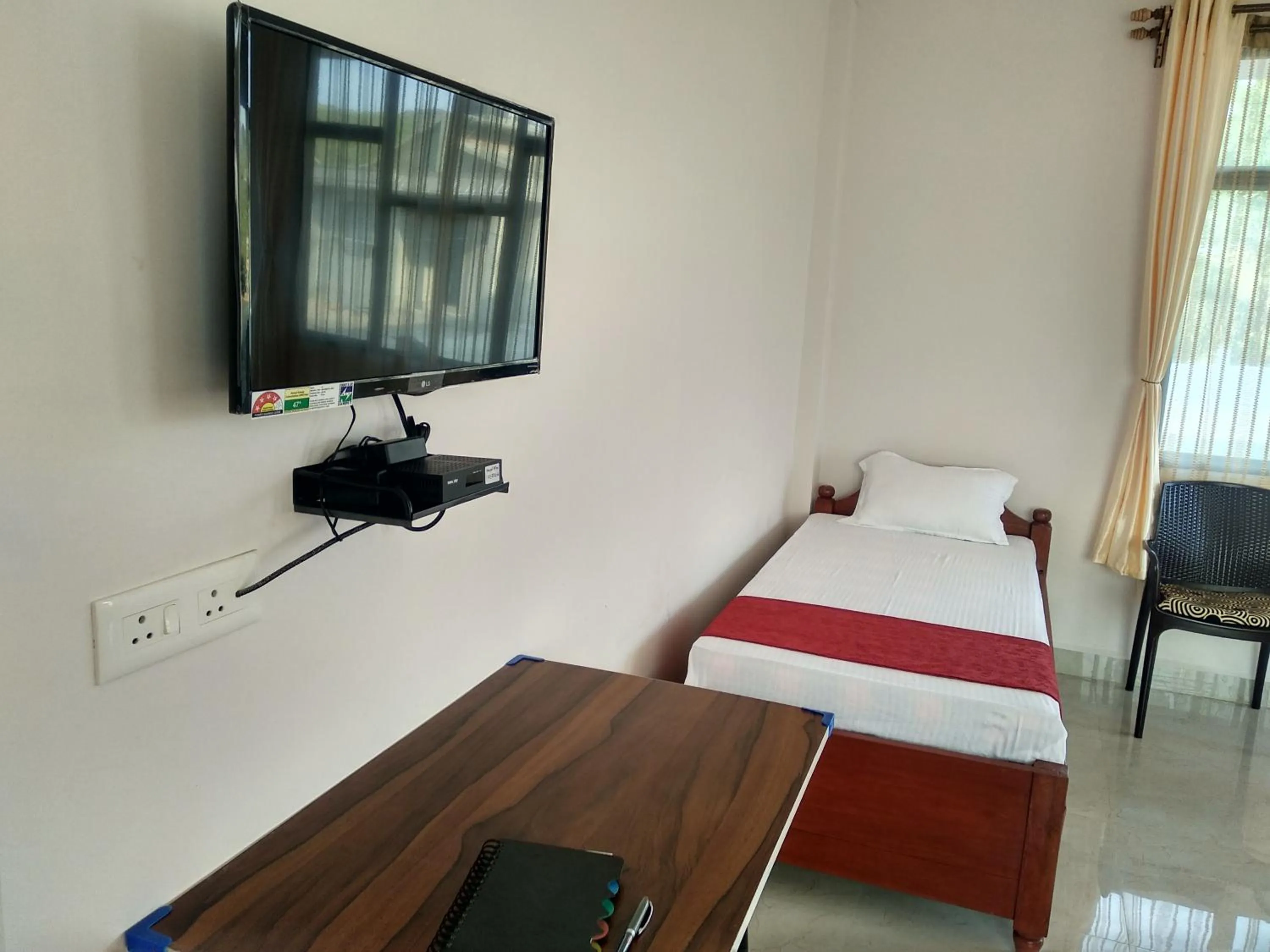 Communal lounge/ TV room, Bed in Sulawado Resort