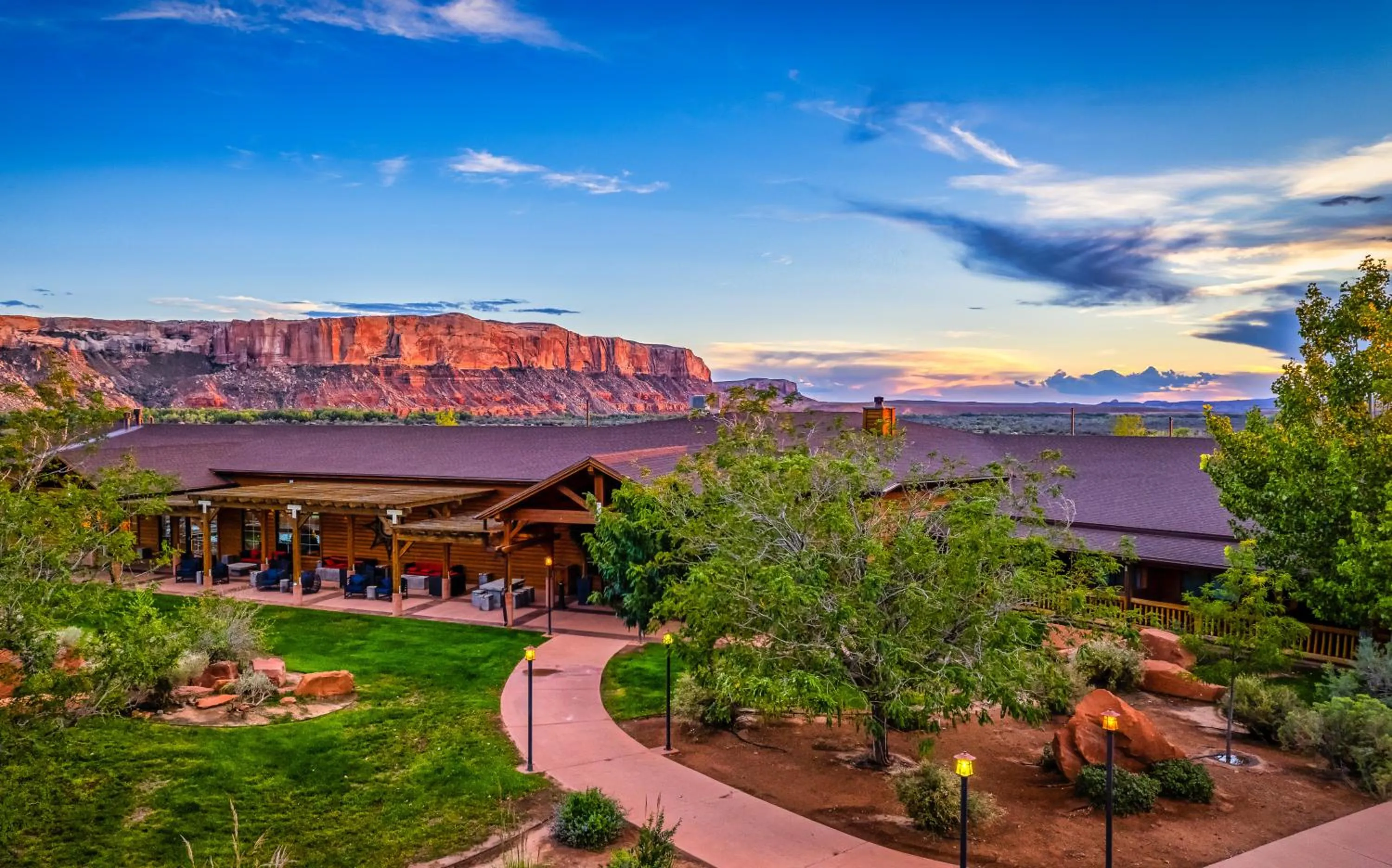 Property building in Desert Rose Resort & Cabins